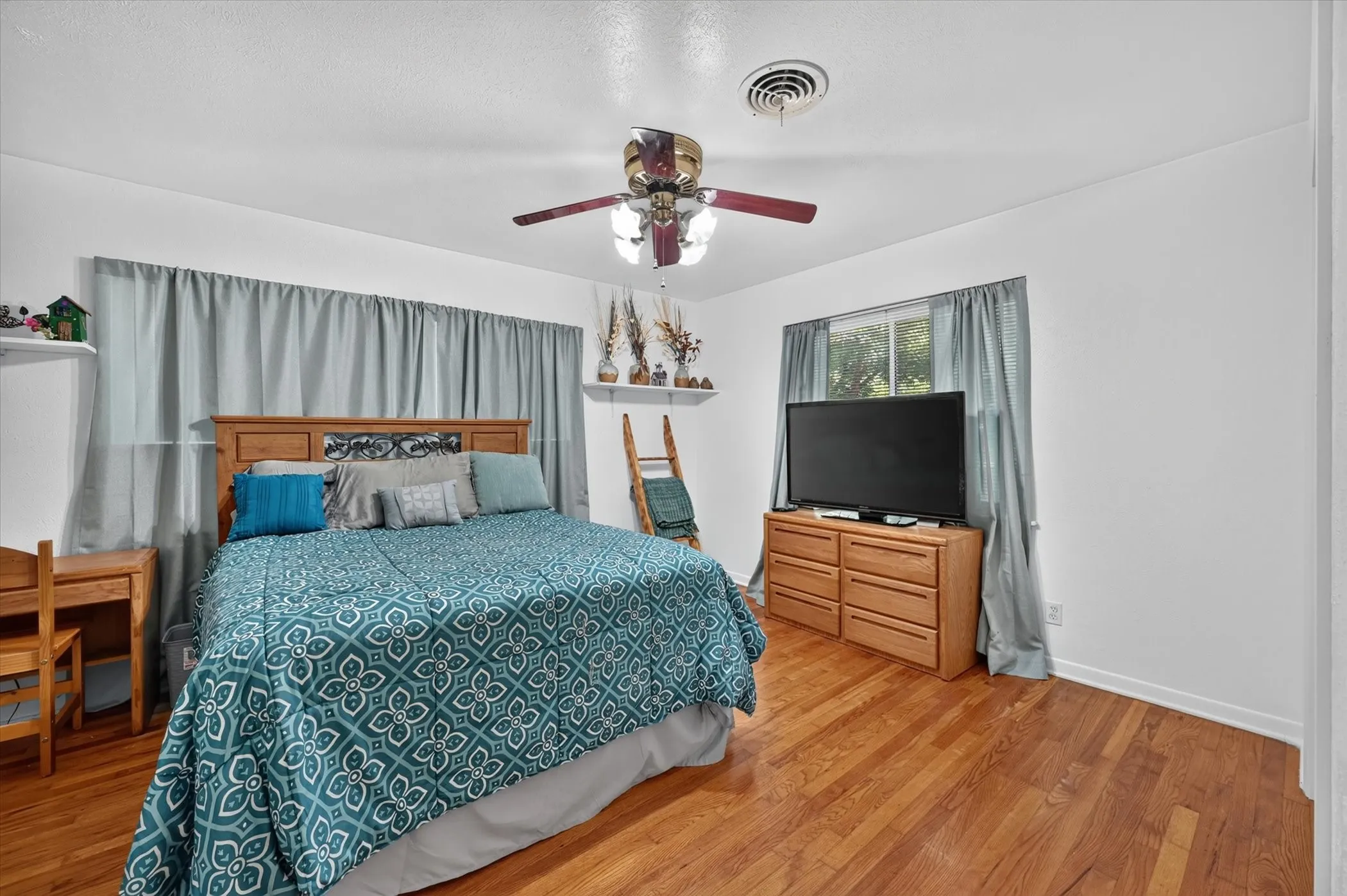 Single Family Residence For Sale in Tarrant County , 1800 Pecan Park Drive, Arlington, Texas 76012, 3 Bedroom, 2 Bathroom, 2 Garage spaces, 2,037 Sqft, built in 1960, mls#21338198, Real Estate Agent in Arlington, Homes For Sale in Tarrant county, Homes For Sale in Arlington, Realtor in Arlington Texas, Real Estate Brokerage Independent Realty Texas, Luminita Cordes Realtor