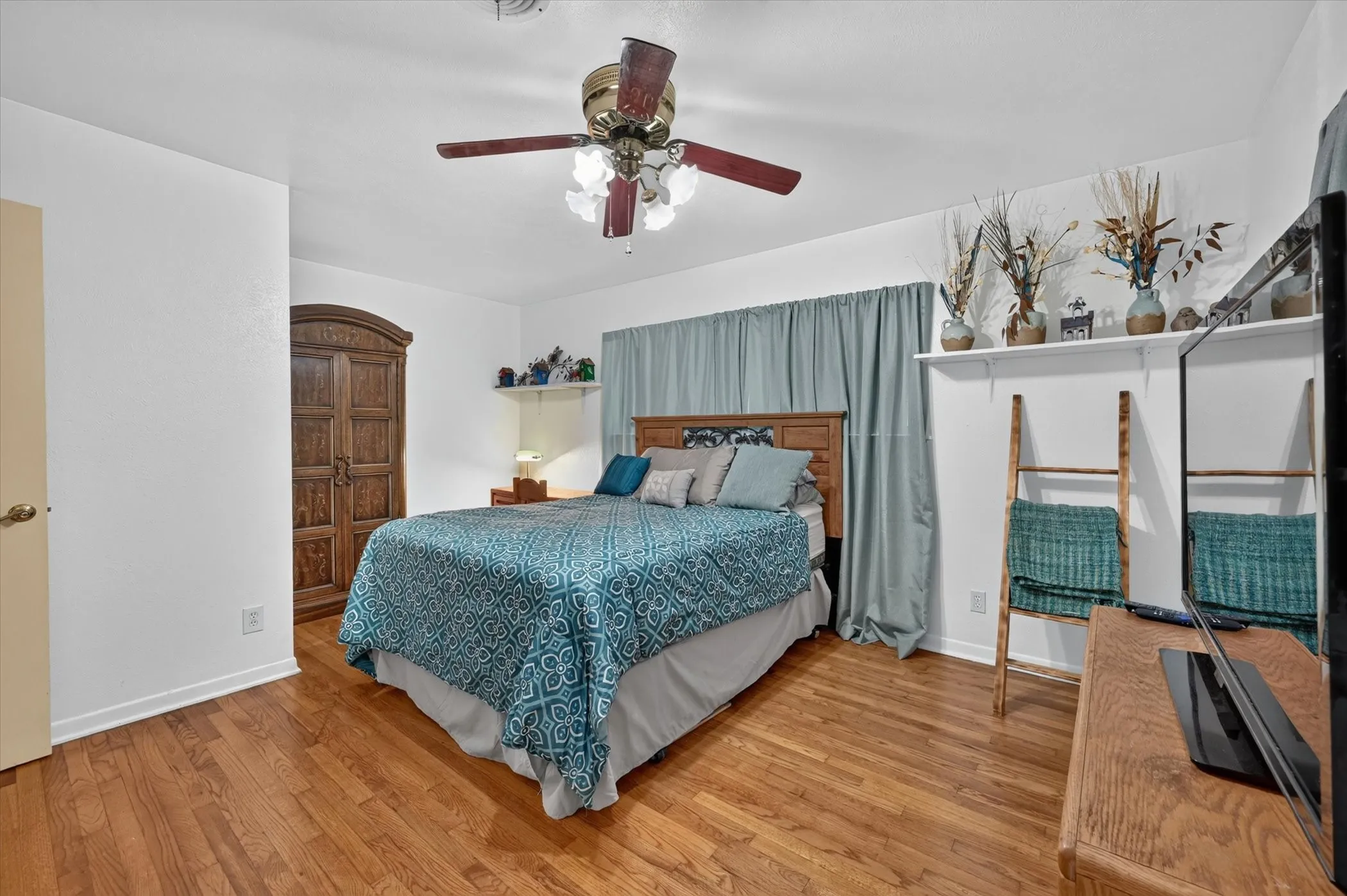 Single Family Residence For Sale in Tarrant County , 1800 Pecan Park Drive, Arlington, Texas 76012, 3 Bedroom, 2 Bathroom, 2 Garage spaces, 2,037 Sqft, built in 1960, mls#21338198, Real Estate Agent in Arlington, Homes For Sale in Tarrant county, Homes For Sale in Arlington, Realtor in Arlington Texas, Real Estate Brokerage Independent Realty Texas, Luminita Cordes Realtor