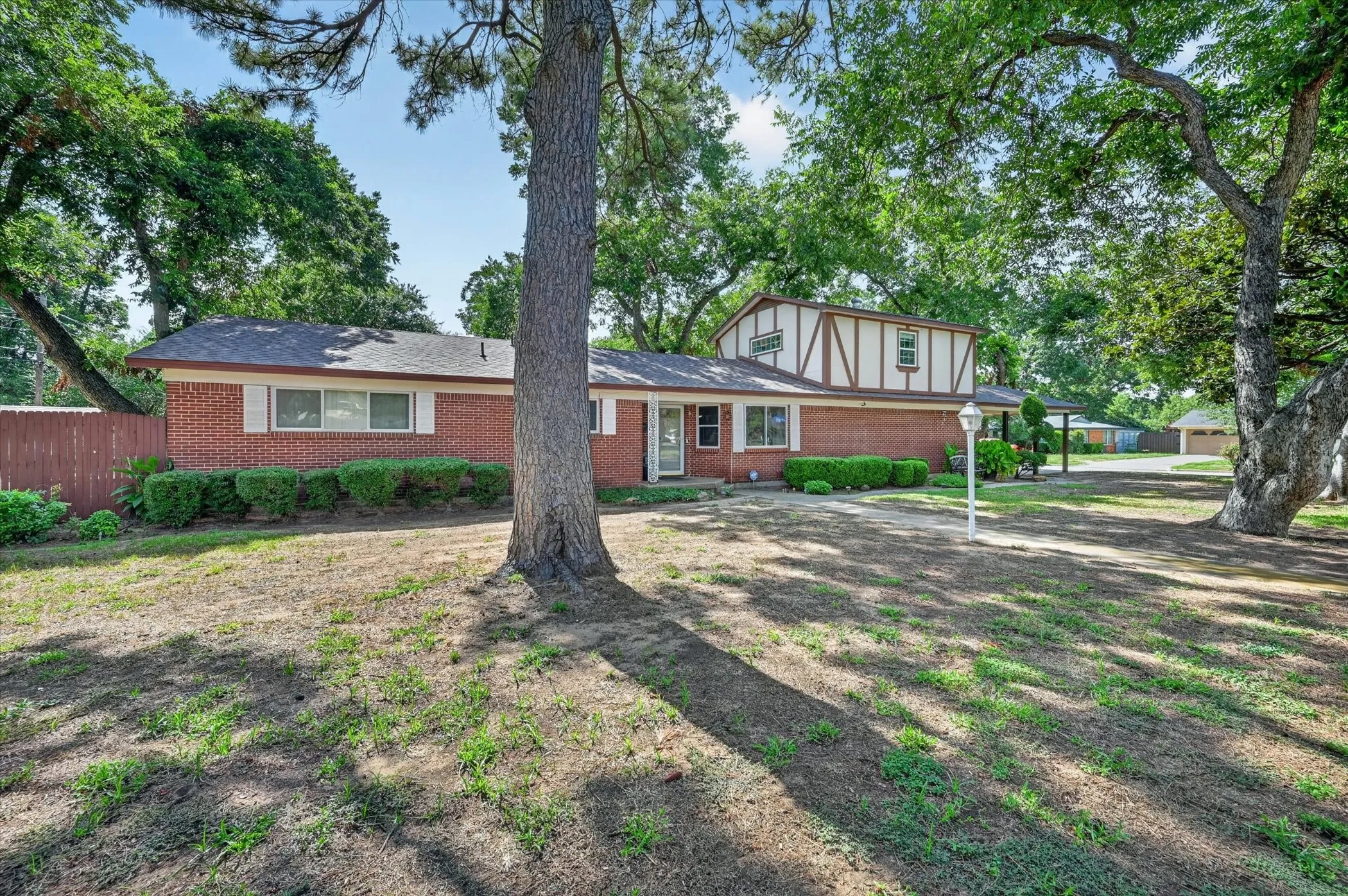 Single Family Residence For Sale in Tarrant County , 1800 Pecan Park Drive, Arlington, Texas 76012, 3 Bedroom, 2 Bathroom, 2 Garage spaces, 2,037 Sqft, built in 1960, mls#21338198, Real Estate Agent in Arlington, Homes For Sale in Tarrant county, Homes For Sale in Arlington, Realtor in Arlington Texas, Real Estate Brokerage Independent Realty Texas, Luminita Cordes Realtor