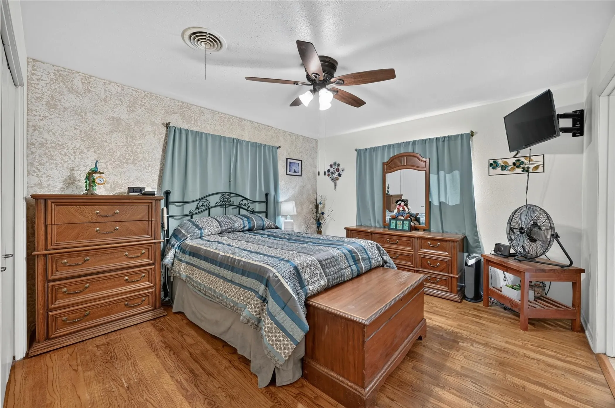 Single Family Residence For Sale in Tarrant County , 1800 Pecan Park Drive, Arlington, Texas 76012, 3 Bedroom, 2 Bathroom, 2 Garage spaces, 2,037 Sqft, built in 1960, mls#21338198, Real Estate Agent in Arlington, Homes For Sale in Tarrant county, Homes For Sale in Arlington, Realtor in Arlington Texas, Real Estate Brokerage Independent Realty Texas, Luminita Cordes Realtor