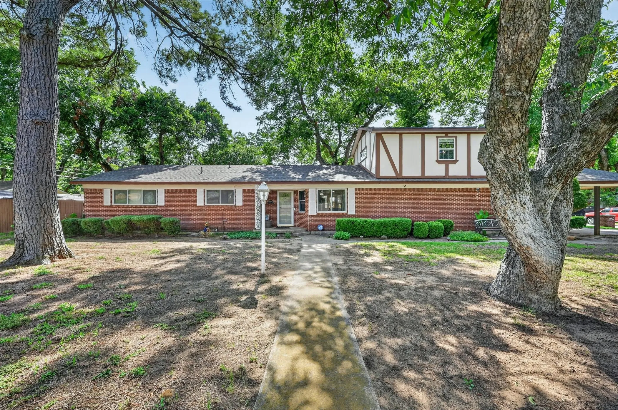 Single Family Residence For Sale in Tarrant County , 1800 Pecan Park Drive, Arlington, Texas 76012, 3 Bedroom, 2 Bathroom, 2 Garage spaces, 2,037 Sqft, built in 1960, mls#21338198, Real Estate Agent in Arlington, Homes For Sale in Tarrant county, Homes For Sale in Arlington, Realtor in Arlington Texas, Real Estate Brokerage Independent Realty Texas, Luminita Cordes Realtor