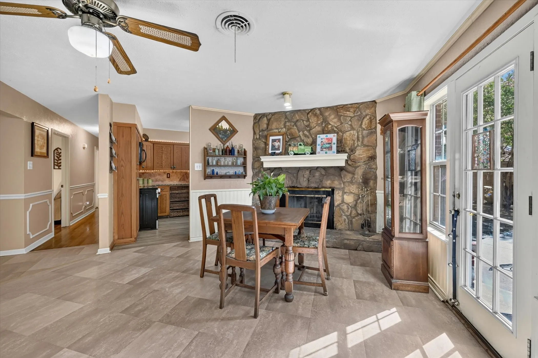 Single Family Residence For Sale in Tarrant County , 1800 Pecan Park Drive, Arlington, Texas 76012, 3 Bedroom, 2 Bathroom, 2 Garage spaces, 2,037 Sqft, built in 1960, mls#21338198, Real Estate Agent in Arlington, Homes For Sale in Tarrant county, Homes For Sale in Arlington, Realtor in Arlington Texas, Real Estate Brokerage Independent Realty Texas, Luminita Cordes Realtor