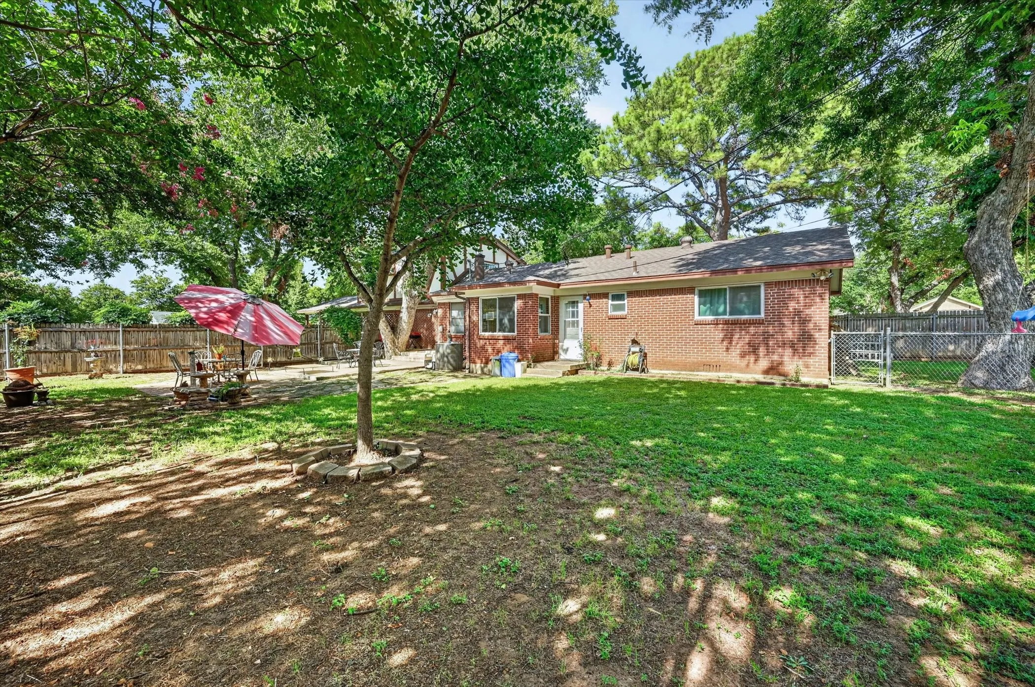 Single Family Residence For Sale in Tarrant County , 1800 Pecan Park Drive, Arlington, Texas 76012, 3 Bedroom, 2 Bathroom, 2 Garage spaces, 2,037 Sqft, built in 1960, mls#21338198, Real Estate Agent in Arlington, Homes For Sale in Tarrant county, Homes For Sale in Arlington, Realtor in Arlington Texas, Real Estate Brokerage Independent Realty Texas, Luminita Cordes Realtor