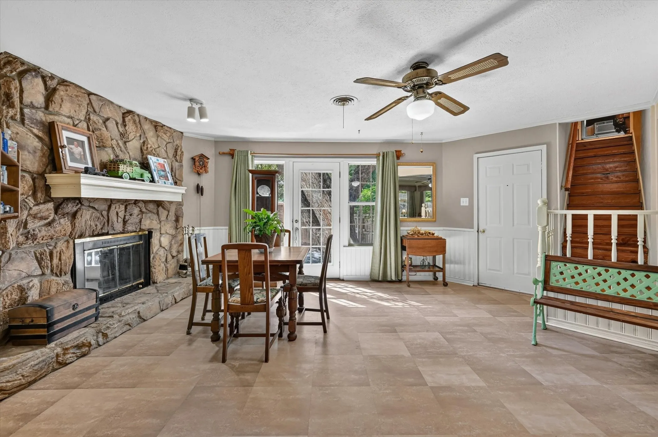 Single Family Residence For Sale in Tarrant County , 1800 Pecan Park Drive, Arlington, Texas 76012, 3 Bedroom, 2 Bathroom, 2 Garage spaces, 2,037 Sqft, built in 1960, mls#21338198, Real Estate Agent in Arlington, Homes For Sale in Tarrant county, Homes For Sale in Arlington, Realtor in Arlington Texas, Real Estate Brokerage Independent Realty Texas, Luminita Cordes Realtor