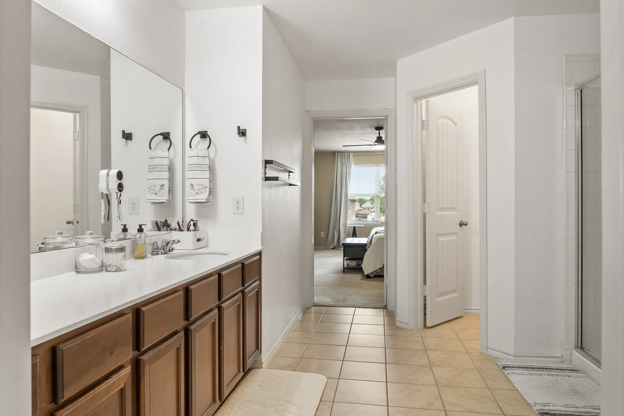 Bathroom vanity with a single basin, expansive counter space, and integrated mirror