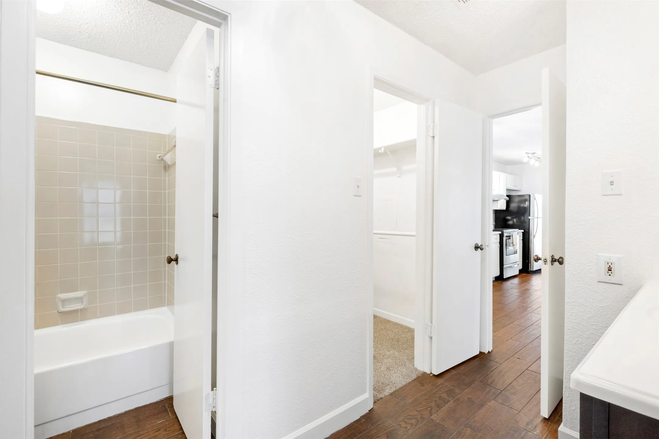 Condominium For Sale in Dallas County , 5981 Arapaho Road 1607, Dallas, Texas 75248, 1 Bedroom, 1 Bathroom, Garage spaces, 734 Sqft, built in 1980, mls#21339035, Real Estate Agent in Dallas, Homes For Sale in Dallas county, Homes For Sale in Dallas, Realtor in Dallas Texas, Real Estate Brokerage Independent Realty Texas, Luminita Cordes Realtor
