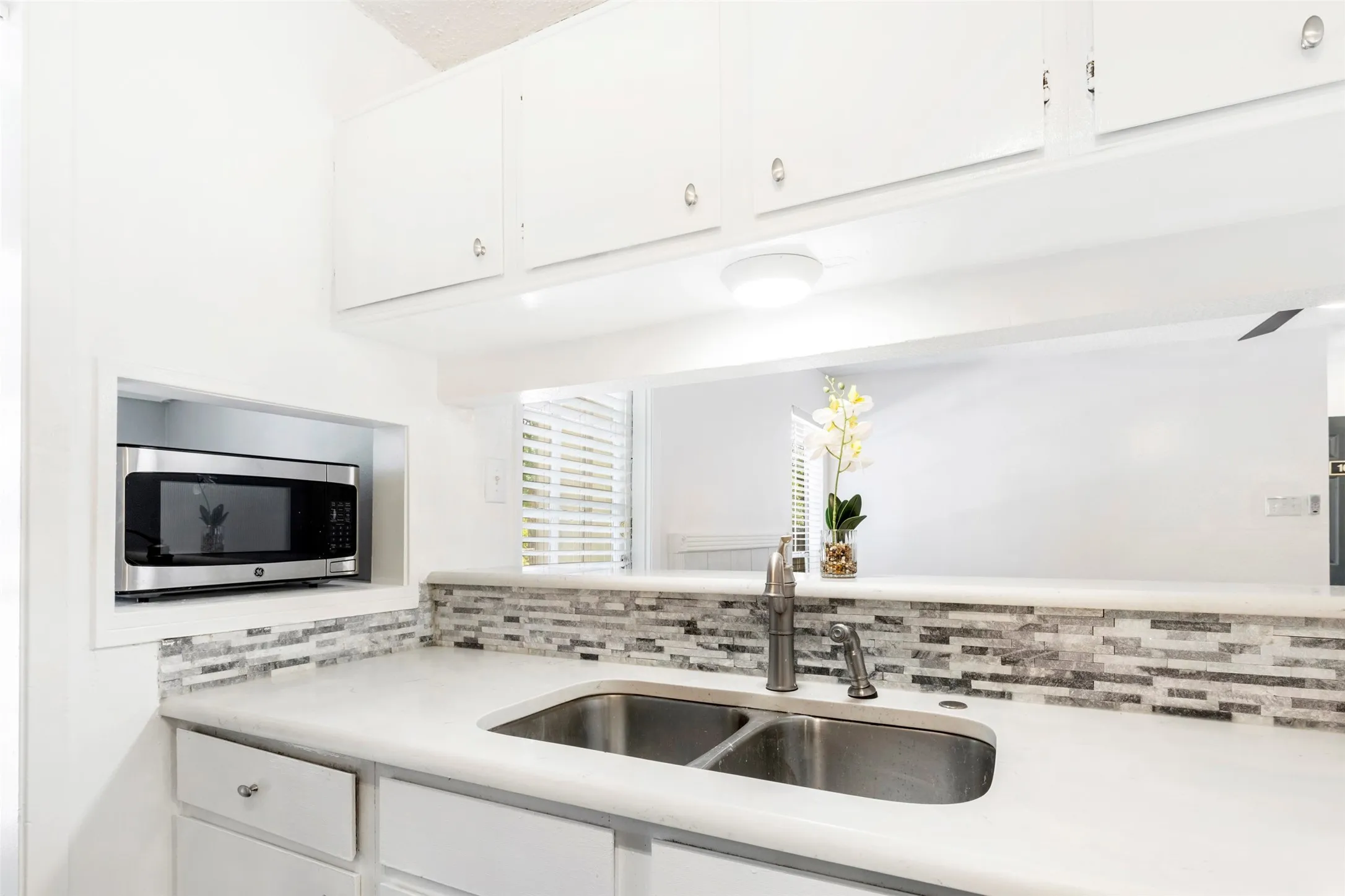 Condominium For Sale in Dallas County , 5981 Arapaho Road 1607, Dallas, Texas 75248, 1 Bedroom, 1 Bathroom, Garage spaces, 734 Sqft, built in 1980, mls#21339035, Real Estate Agent in Dallas, Homes For Sale in Dallas county, Homes For Sale in Dallas, Realtor in Dallas Texas, Real Estate Brokerage Independent Realty Texas, Luminita Cordes Realtor