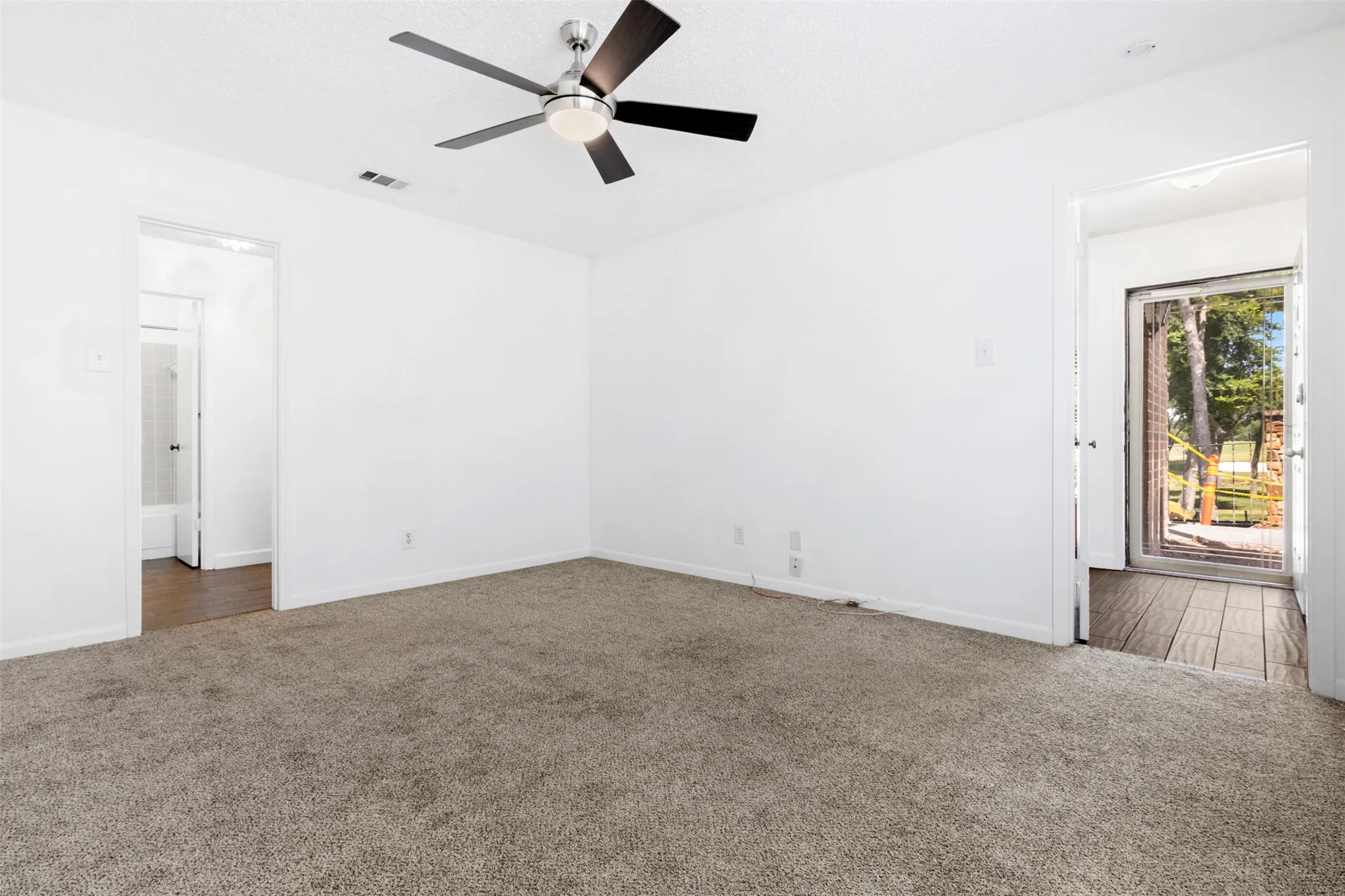 Condominium For Sale in Dallas County , 5981 Arapaho Road 1607, Dallas, Texas 75248, 1 Bedroom, 1 Bathroom, Garage spaces, 734 Sqft, built in 1980, mls#21339035, Real Estate Agent in Dallas, Homes For Sale in Dallas county, Homes For Sale in Dallas, Realtor in Dallas Texas, Real Estate Brokerage Independent Realty Texas, Luminita Cordes Realtor