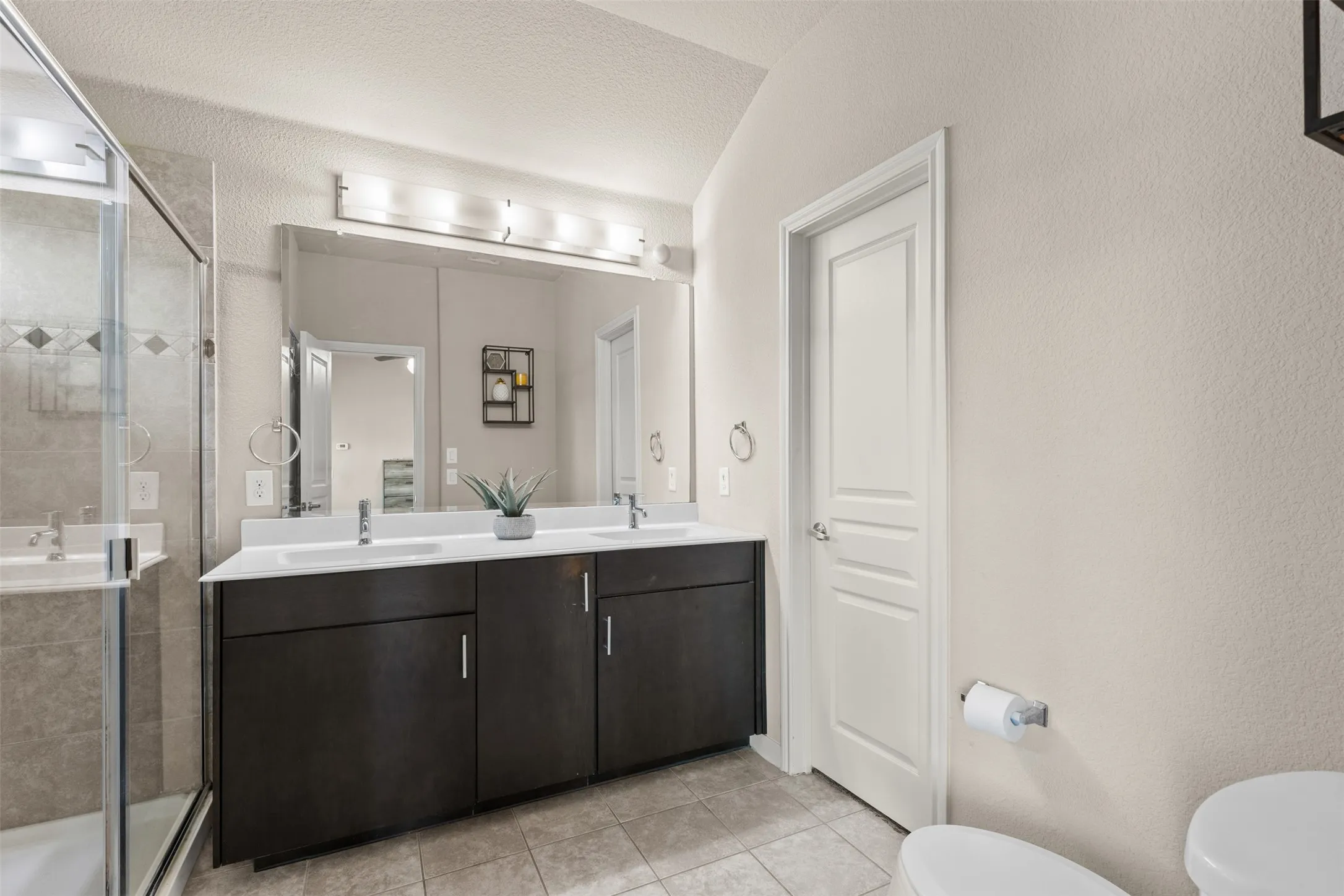 Primary bath features dual sinks