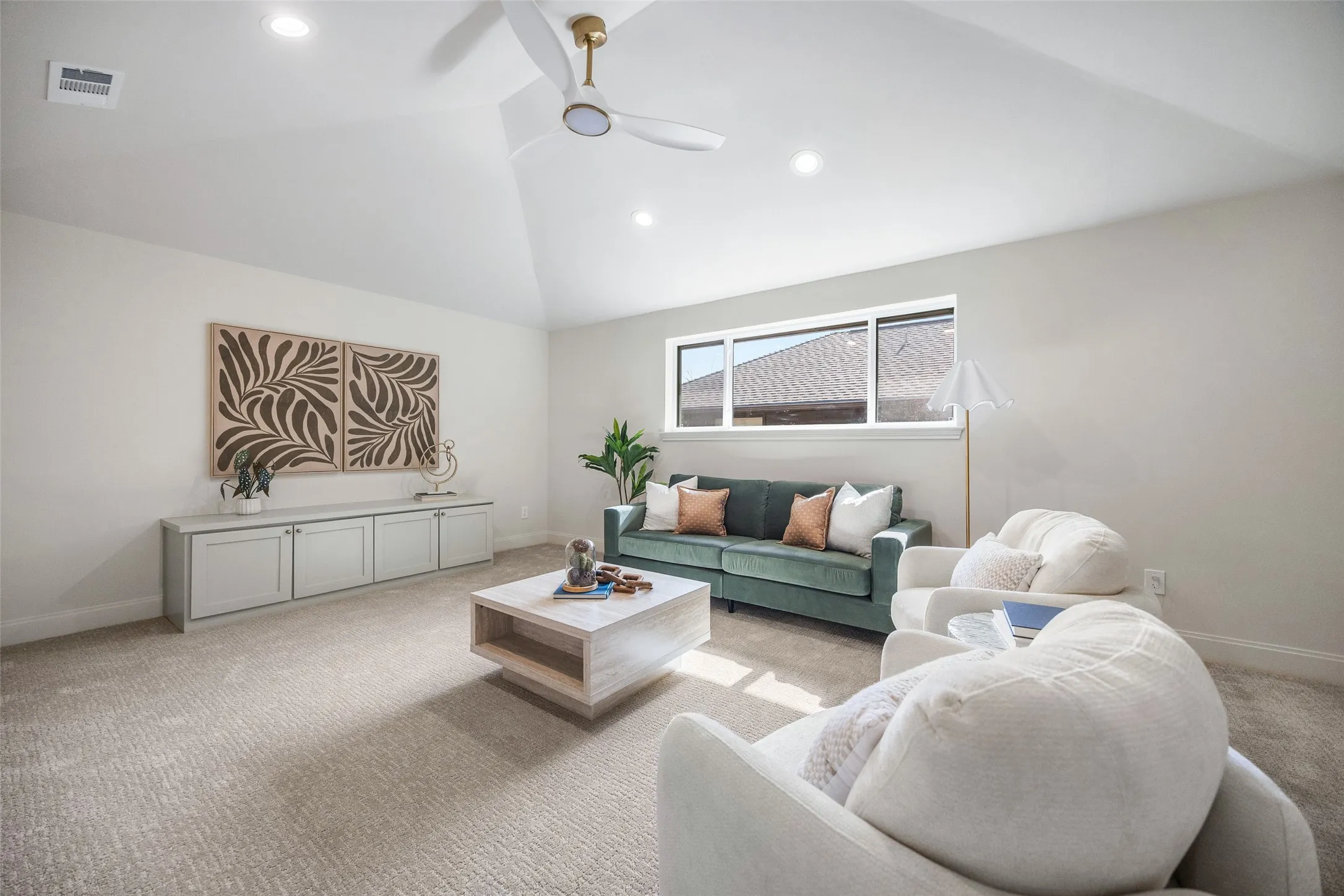 Single Family Residence For Sale in Dallas County , 7606 Dunoon Avenue, Dallas, Texas 75248, 4 Bedroom, 4 Bathroom, 2 Garage spaces, 3,860 Sqft, built in 1977, mls#21338939, Real Estate Agent in Dallas, Homes For Sale in Dallas county, Homes For Sale in Dallas, Realtor in Dallas Texas, Real Estate Brokerage Independent Realty Texas, Luminita Cordes Realtor
