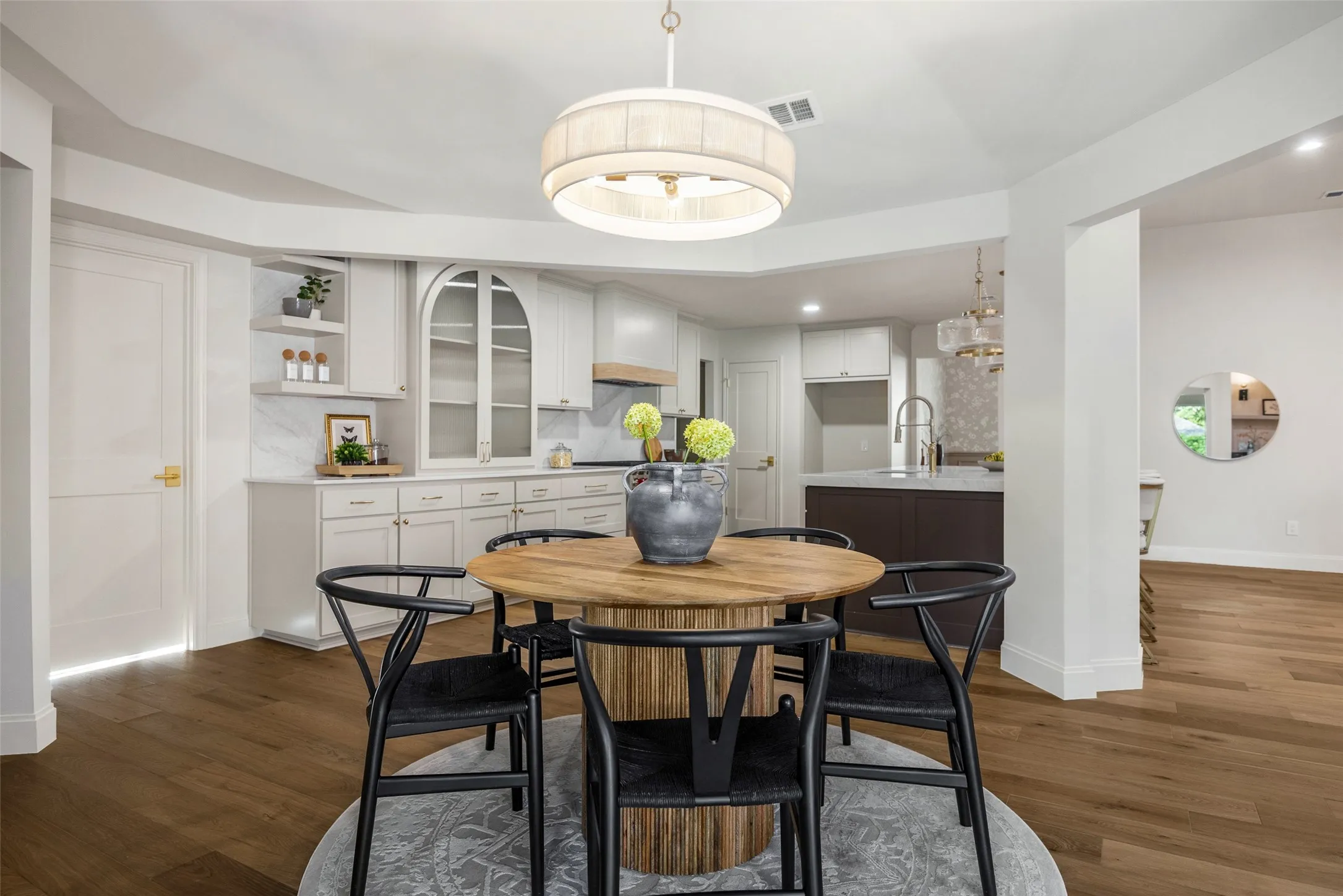 Single Family Residence For Sale in Dallas County , 7606 Dunoon Avenue, Dallas, Texas 75248, 4 Bedroom, 4 Bathroom, 2 Garage spaces, 3,860 Sqft, built in 1977, mls#21338939, Real Estate Agent in Dallas, Homes For Sale in Dallas county, Homes For Sale in Dallas, Realtor in Dallas Texas, Real Estate Brokerage Independent Realty Texas, Luminita Cordes Realtor