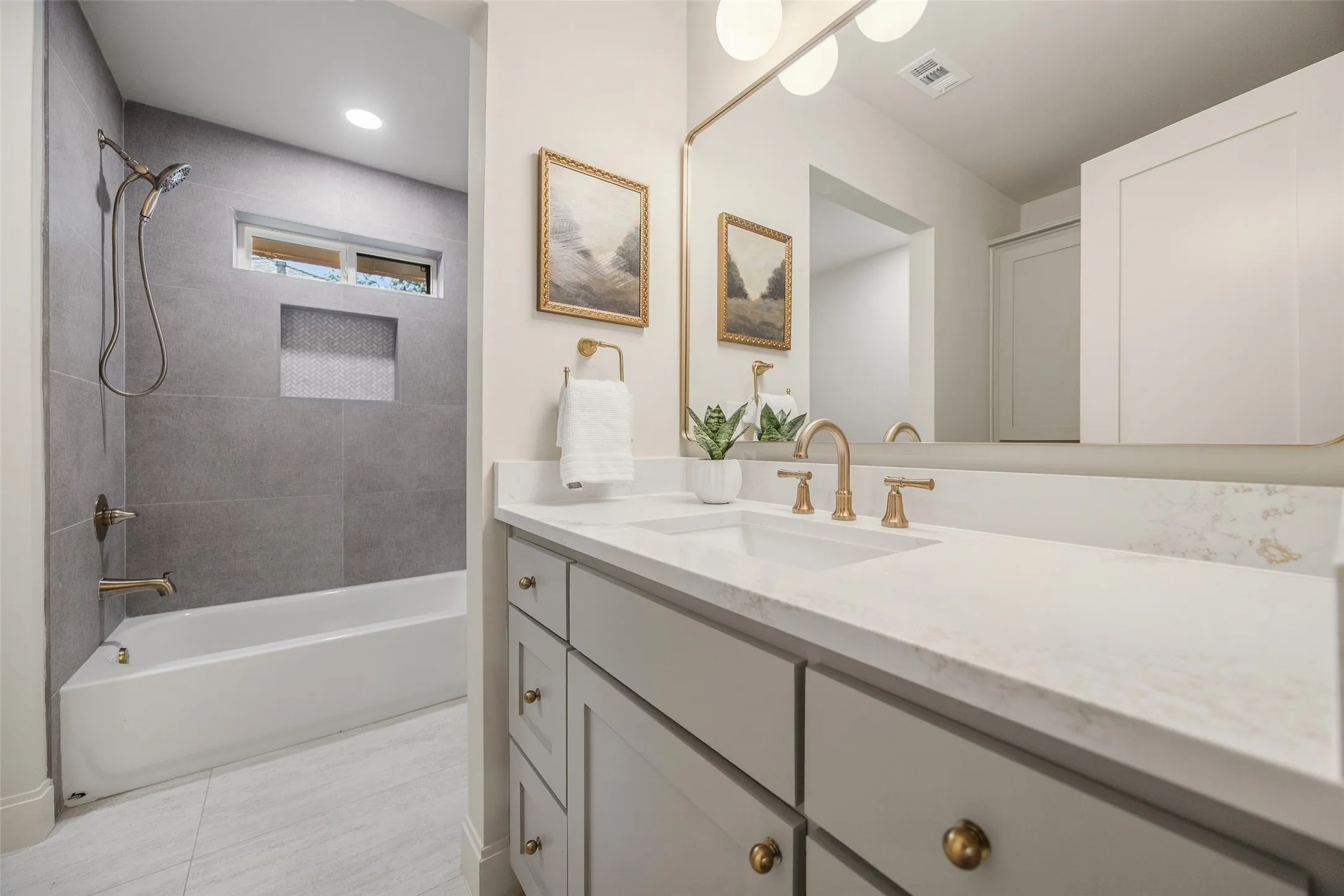Single Family Residence For Sale in Dallas County , 7606 Dunoon Avenue, Dallas, Texas 75248, 4 Bedroom, 4 Bathroom, 2 Garage spaces, 3,860 Sqft, built in 1977, mls#21338939, Real Estate Agent in Dallas, Homes For Sale in Dallas county, Homes For Sale in Dallas, Realtor in Dallas Texas, Real Estate Brokerage Independent Realty Texas, Luminita Cordes Realtor