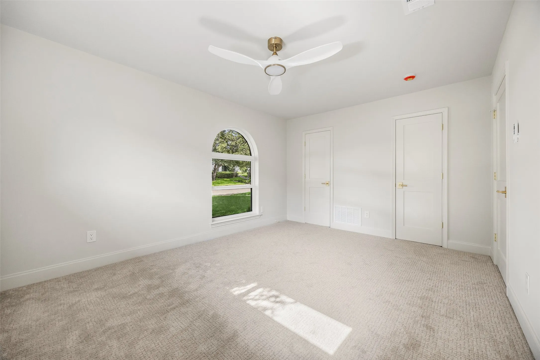 Single Family Residence For Sale in Dallas County , 7606 Dunoon Avenue, Dallas, Texas 75248, 4 Bedroom, 4 Bathroom, 2 Garage spaces, 3,860 Sqft, built in 1977, mls#21338939, Real Estate Agent in Dallas, Homes For Sale in Dallas county, Homes For Sale in Dallas, Realtor in Dallas Texas, Real Estate Brokerage Independent Realty Texas, Luminita Cordes Realtor