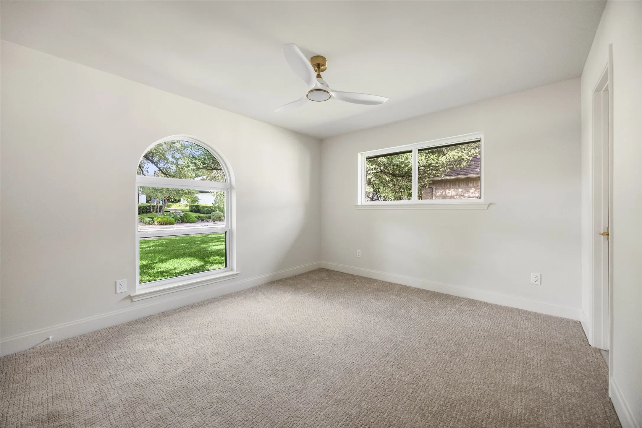 Single Family Residence For Sale in Dallas County , 7606 Dunoon Avenue, Dallas, Texas 75248, 4 Bedroom, 4 Bathroom, 2 Garage spaces, 3,860 Sqft, built in 1977, mls#21338939, Real Estate Agent in Dallas, Homes For Sale in Dallas county, Homes For Sale in Dallas, Realtor in Dallas Texas, Real Estate Brokerage Independent Realty Texas, Luminita Cordes Realtor