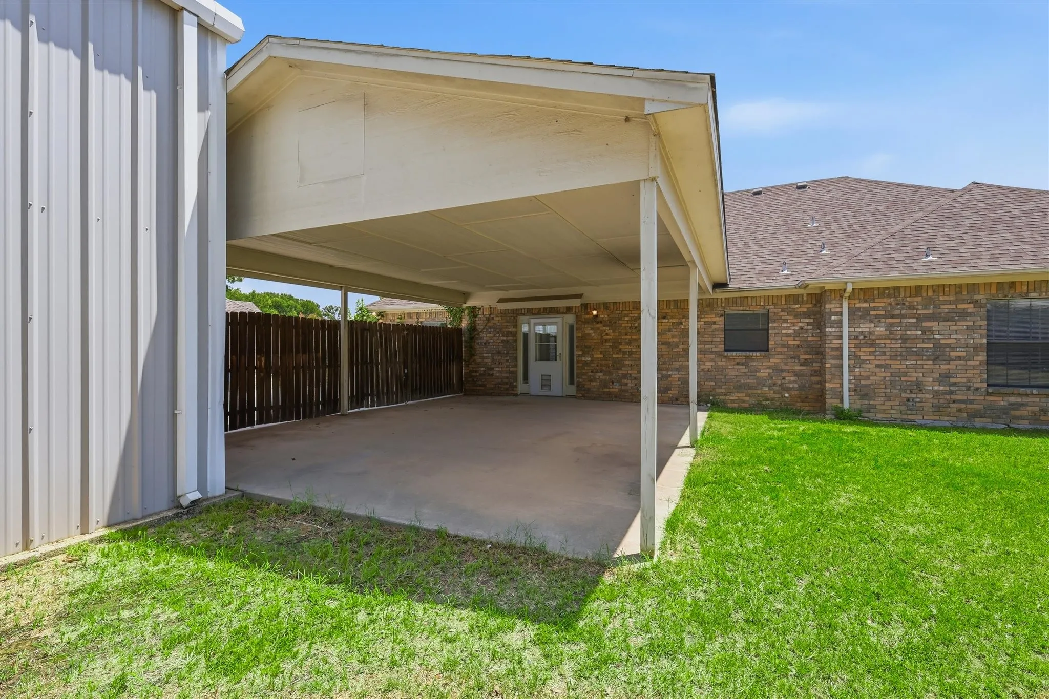 Single Family Residence For Sale in Wise County , 2103 Fair Oaks Drive, Bridgeport, Texas 76426, 3 Bedroom, 2 Bathroom, 2 Garage spaces, 1,671 Sqft, built in 2000, Price $325,000, mls#21339021, Real Estate Agent in Bridgeport, Homes For Sale in Wise county, Homes For Sale in Bridgeport, Realtor in Bridgeport Texas, Real Estate Brokerage Independent Realty Texas, Luminita Cordes Realtor