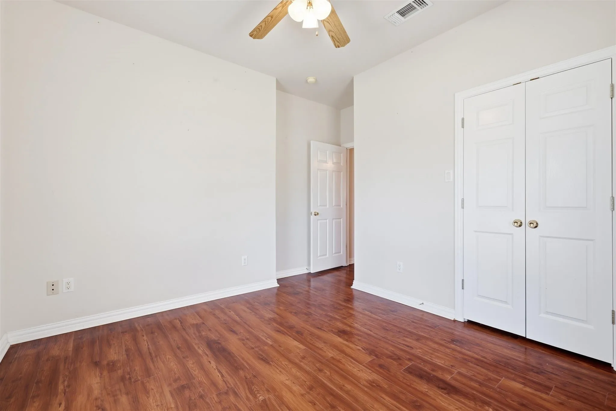 Secondary bedroom.