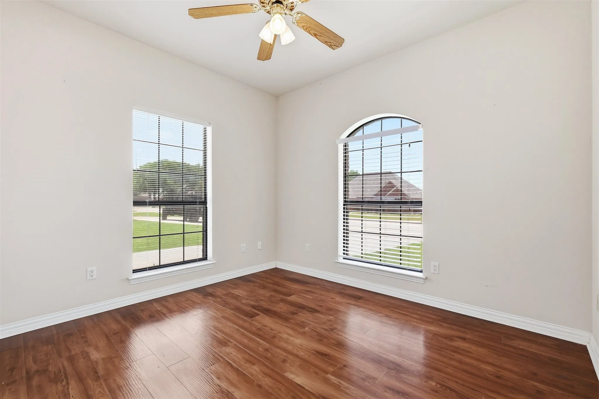 Secondary bedroom.