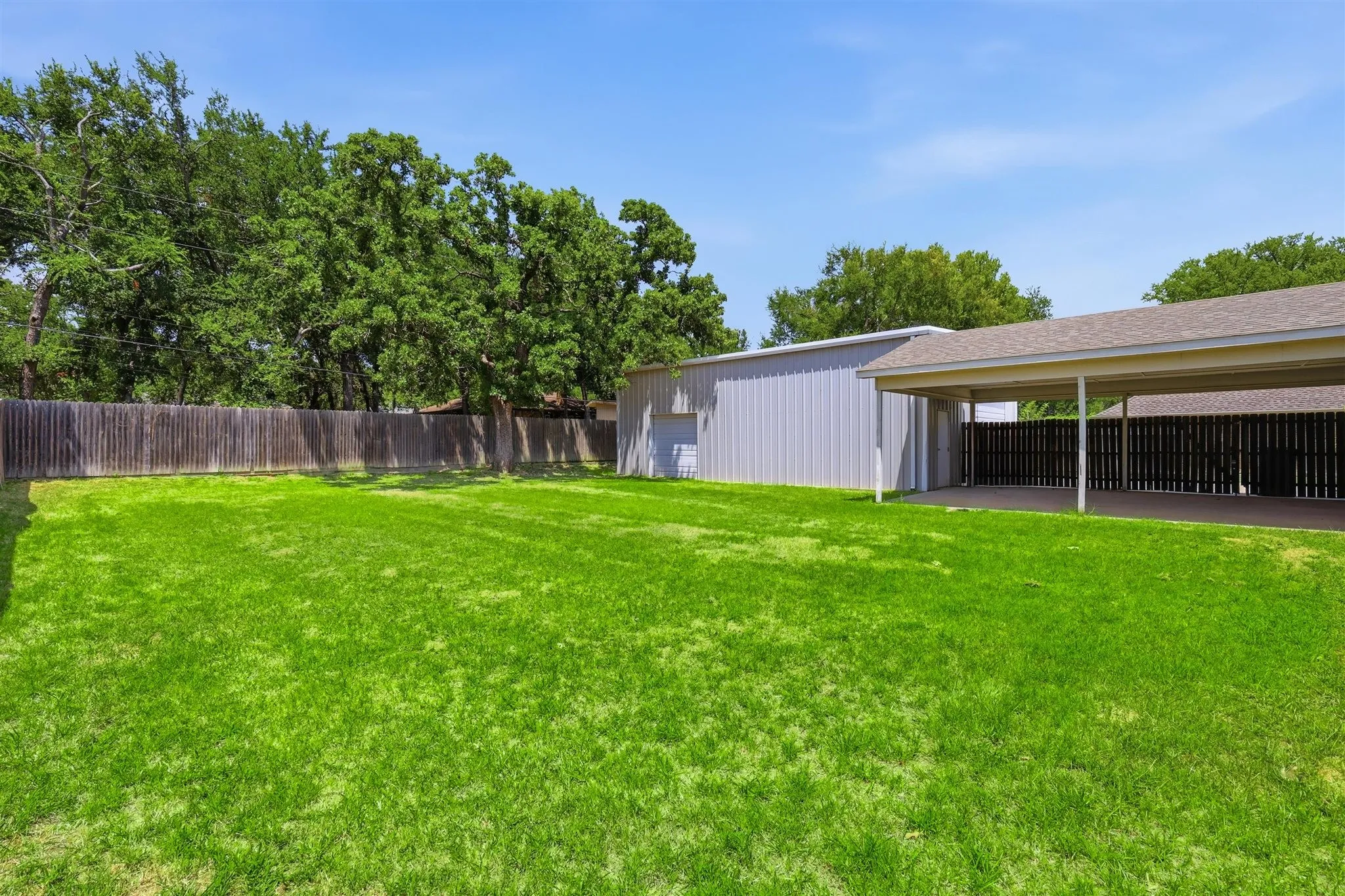Single Family Residence For Sale in Wise County , 2103 Fair Oaks Drive, Bridgeport, Texas 76426, 3 Bedroom, 2 Bathroom, 2 Garage spaces, 1,671 Sqft, built in 2000, Price $325,000, mls#21339021, Real Estate Agent in Bridgeport, Homes For Sale in Wise county, Homes For Sale in Bridgeport, Realtor in Bridgeport Texas, Real Estate Brokerage Independent Realty Texas, Luminita Cordes Realtor