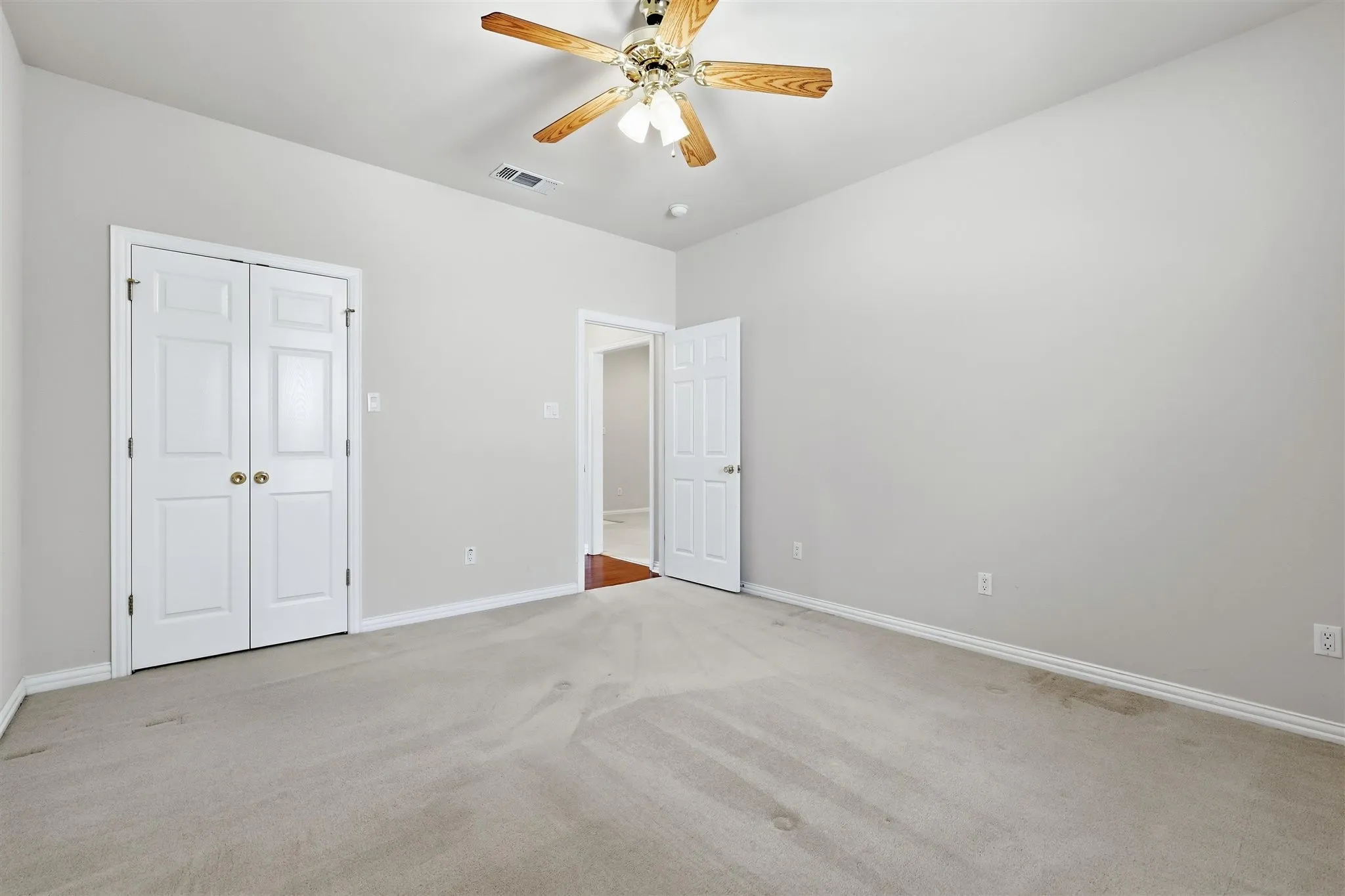 Secondary bedroom.