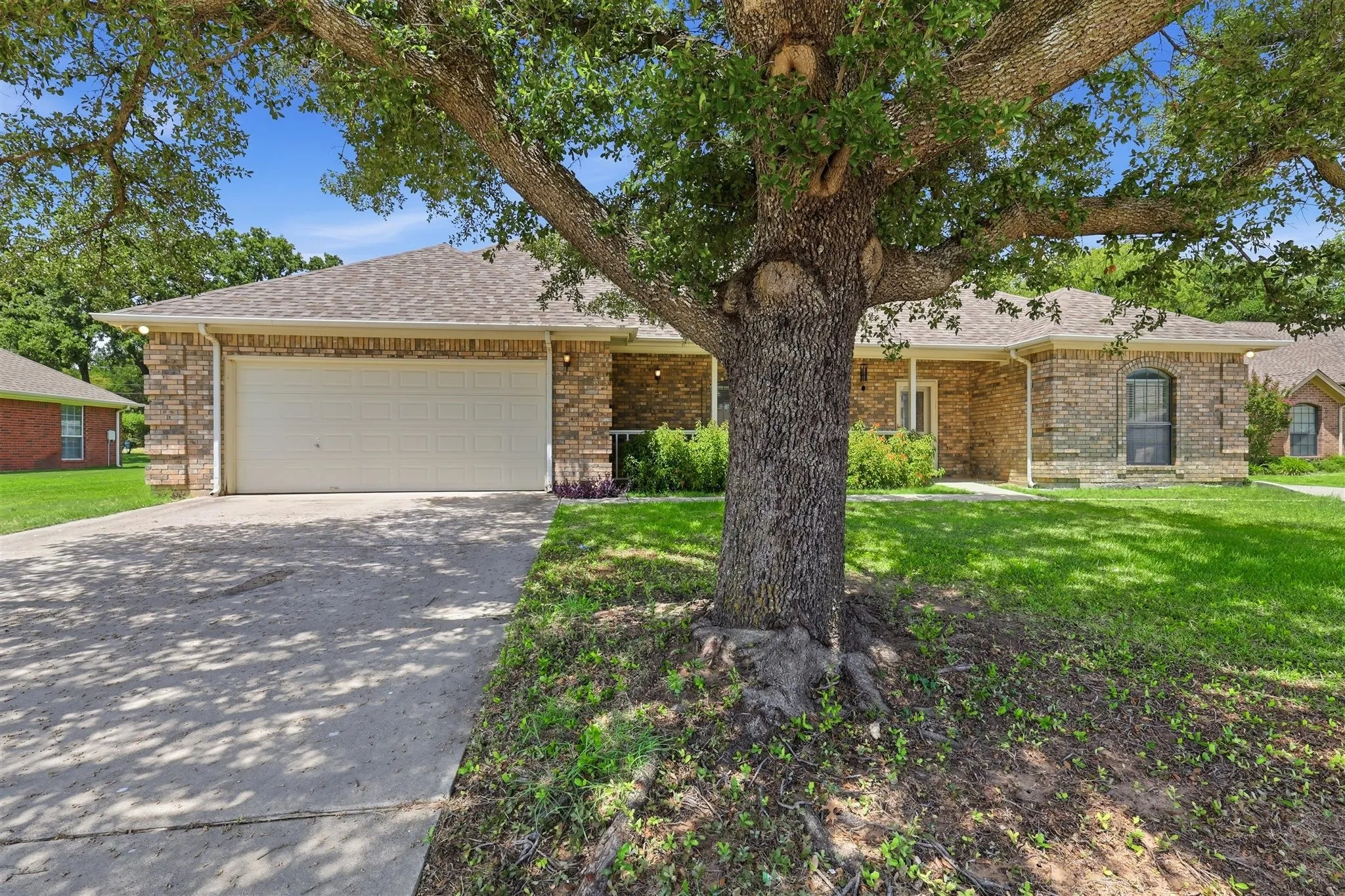 Single Family Residence For Sale in Wise County , 2103 Fair Oaks Drive, Bridgeport, Texas 76426, 3 Bedroom, 2 Bathroom, 2 Garage spaces, 1,671 Sqft, built in 2000, Price $325,000, mls#21339021, Real Estate Agent in Bridgeport, Homes For Sale in Wise county, Homes For Sale in Bridgeport, Realtor in Bridgeport Texas, Real Estate Brokerage Independent Realty Texas, Luminita Cordes Realtor