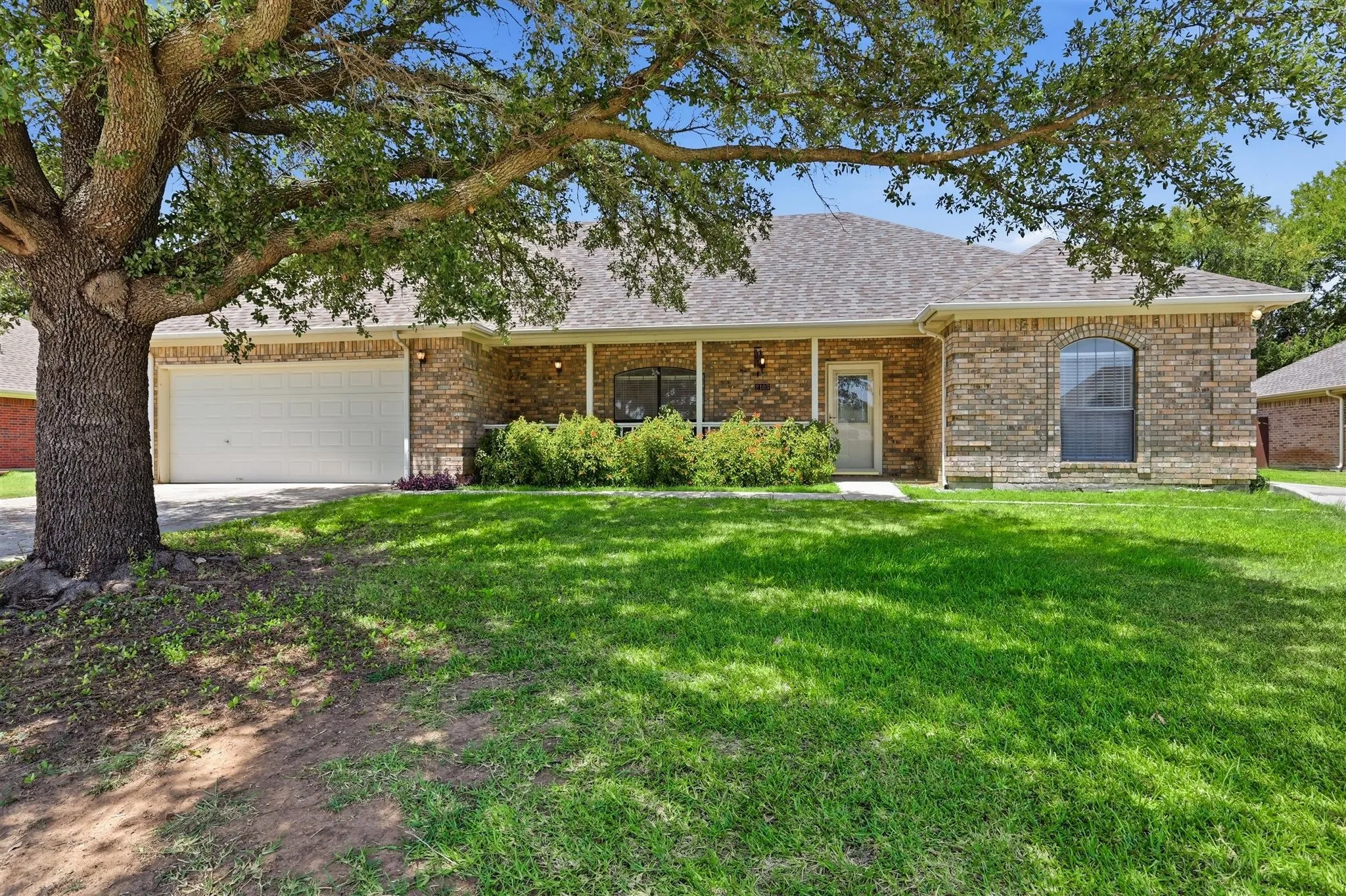 Single Family Residence For Sale in Wise County , 2103 Fair Oaks Drive, Bridgeport, Texas 76426, 3 Bedroom, 2 Bathroom, 2 Garage spaces, 1,671 Sqft, built in 2000, Price $325,000, mls#21339021, Real Estate Agent in Bridgeport, Homes For Sale in Wise county, Homes For Sale in Bridgeport, Realtor in Bridgeport Texas, Real Estate Brokerage Independent Realty Texas, Luminita Cordes Realtor
