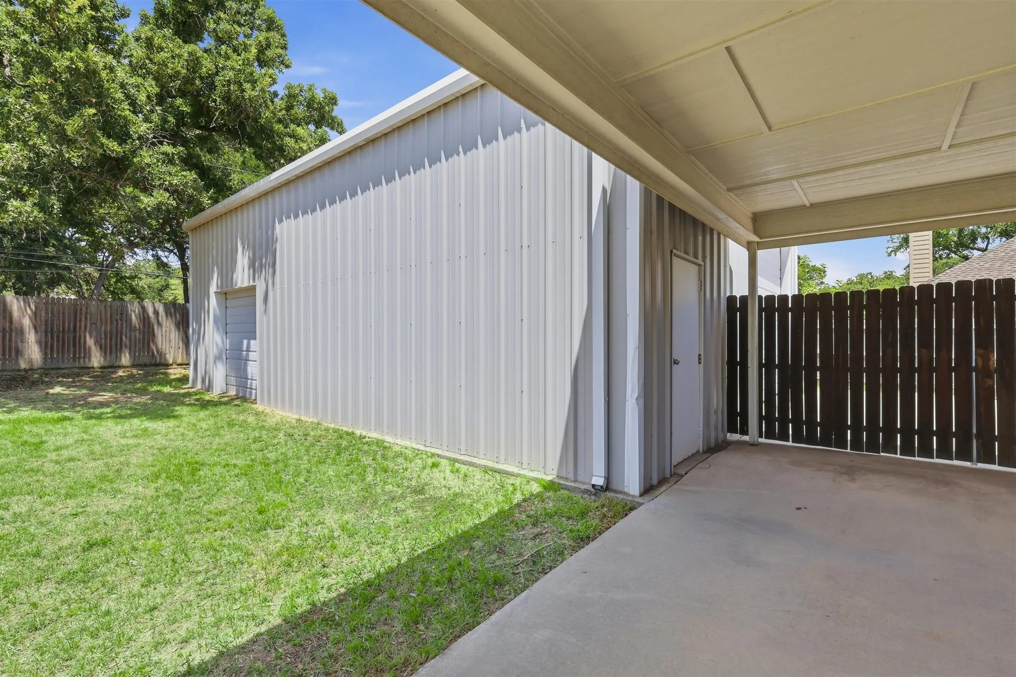 Single Family Residence For Sale in Wise County , 2103 Fair Oaks Drive, Bridgeport, Texas 76426, 3 Bedroom, 2 Bathroom, 2 Garage spaces, 1,671 Sqft, built in 2000, Price $325,000, mls#21339021, Real Estate Agent in Bridgeport, Homes For Sale in Wise county, Homes For Sale in Bridgeport, Realtor in Bridgeport Texas, Real Estate Brokerage Independent Realty Texas, Luminita Cordes Realtor