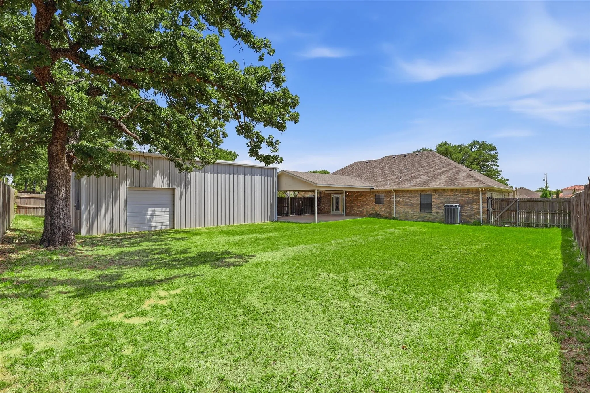 Single Family Residence For Sale in Wise County , 2103 Fair Oaks Drive, Bridgeport, Texas 76426, 3 Bedroom, 2 Bathroom, 2 Garage spaces, 1,671 Sqft, built in 2000, Price $325,000, mls#21339021, Real Estate Agent in Bridgeport, Homes For Sale in Wise county, Homes For Sale in Bridgeport, Realtor in Bridgeport Texas, Real Estate Brokerage Independent Realty Texas, Luminita Cordes Realtor