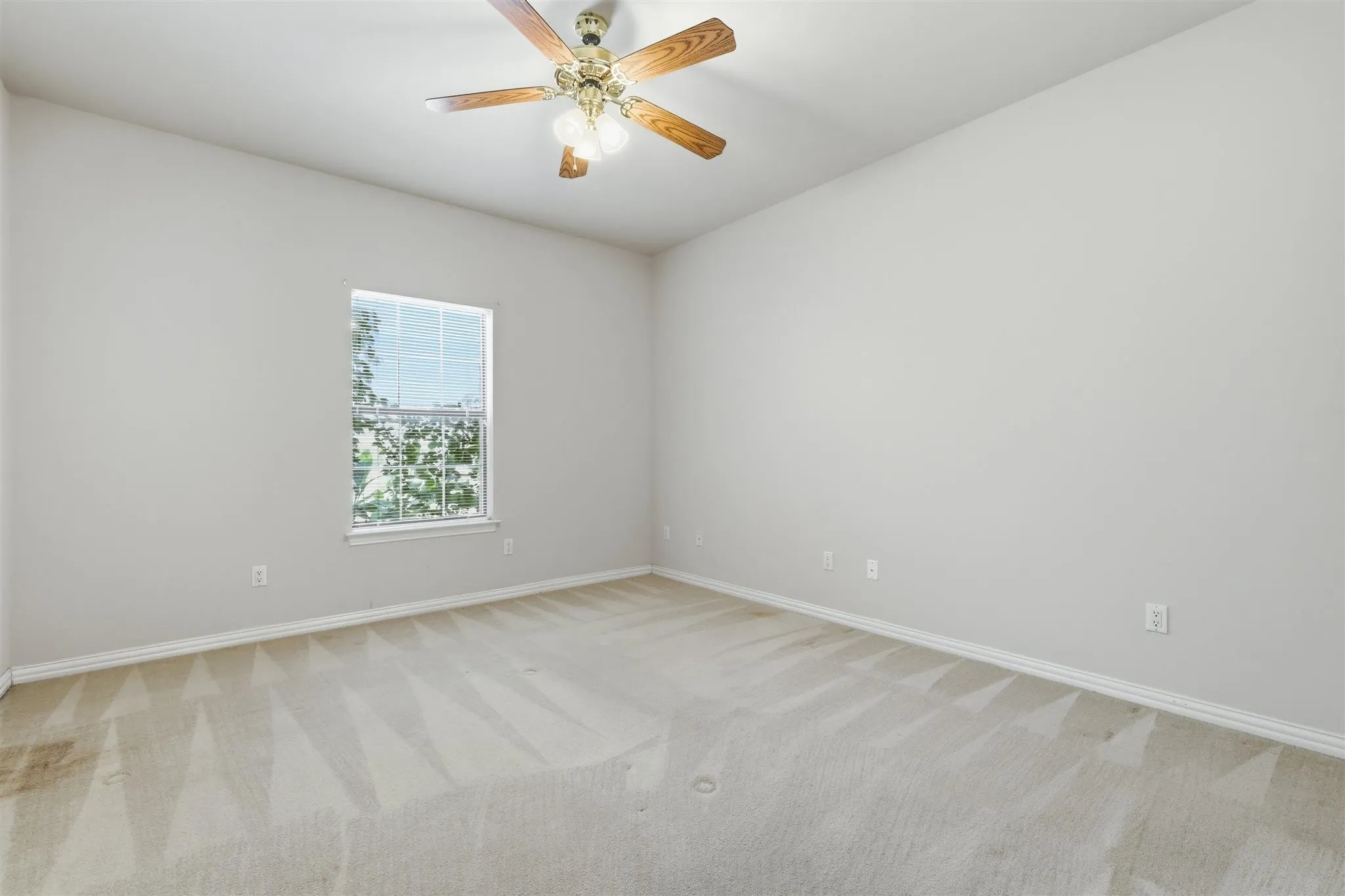 Secondary bedroom.