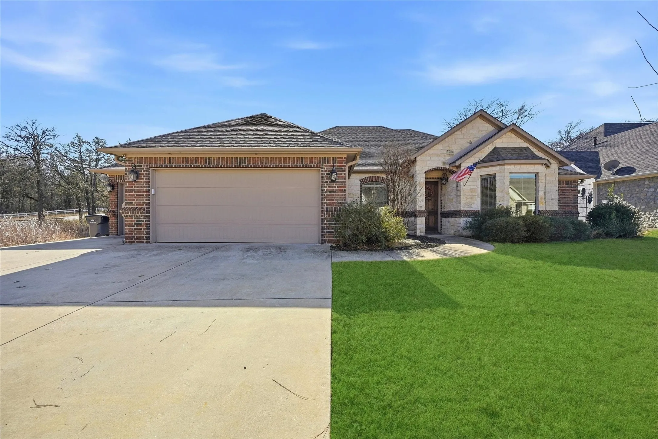 Single Family Residence For Sale in Grayson County , 21 Lone Oak Boulevard, Pottsboro, Texas 75076, 3 Bedroom, 3 Bathroom, 2 Garage spaces, 2,171 Sqft, built in 2015, mls#21339279, Real Estate Agent in Pottsboro, Homes For Sale in Grayson county, Homes For Sale in Pottsboro, Realtor in Pottsboro Texas, Real Estate Brokerage Independent Realty Texas, Luminita Cordes Realtor