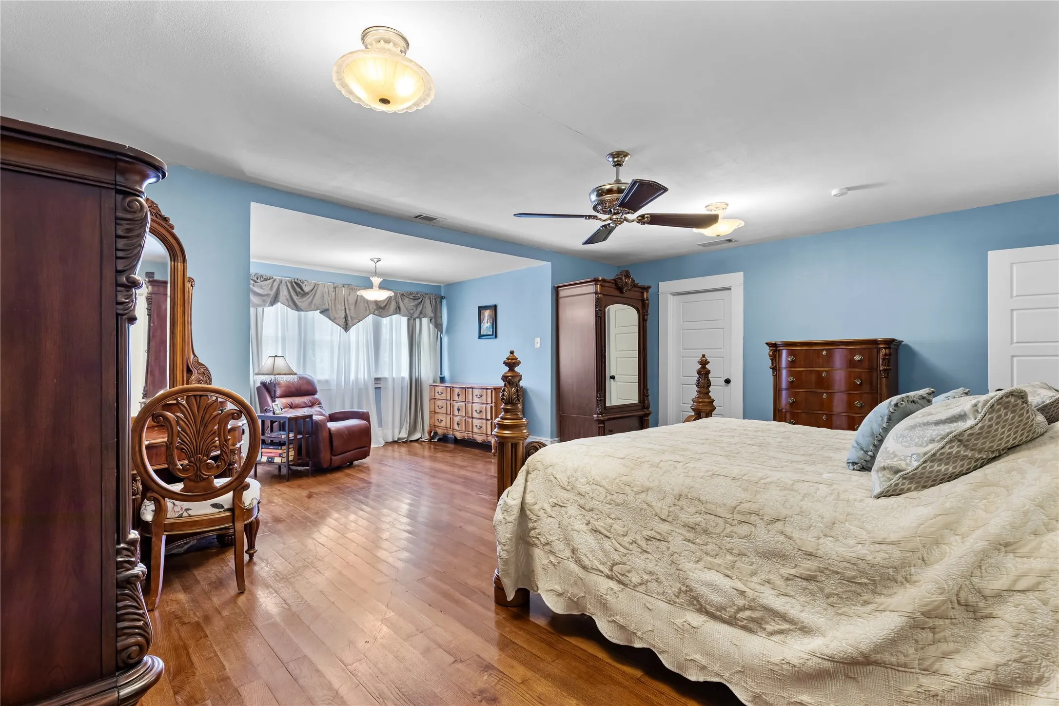 Single Family Residence For Sale in Grayson County , 1319 S Crockett Street, Sherman, Texas 75090, 4 Bedroom, 2 Bathroom, 2 Garage spaces, 3,229 Sqft, built in 1900, mls#21339284, Real Estate Agent in Sherman, Homes For Sale in Grayson county, Homes For Sale in Sherman, Realtor in Sherman Texas, Real Estate Brokerage Independent Realty Texas, Luminita Cordes Realtor