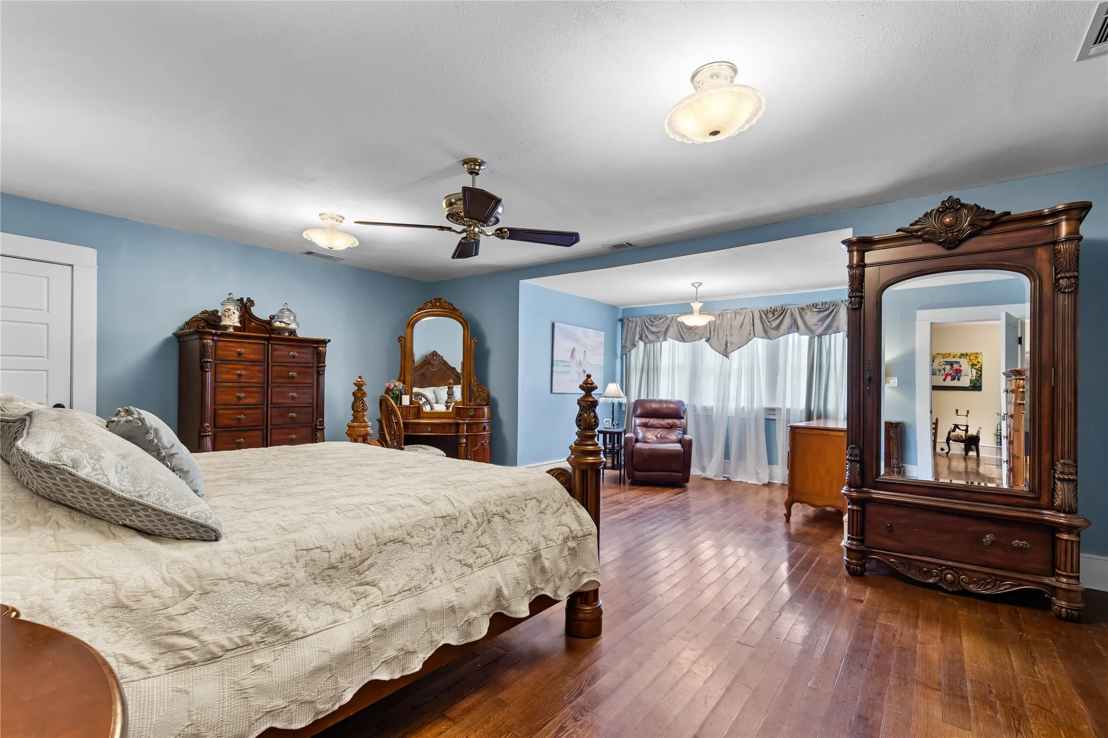 Single Family Residence For Sale in Grayson County , 1319 S Crockett Street, Sherman, Texas 75090, 4 Bedroom, 2 Bathroom, 2 Garage spaces, 3,229 Sqft, built in 1900, mls#21339284, Real Estate Agent in Sherman, Homes For Sale in Grayson county, Homes For Sale in Sherman, Realtor in Sherman Texas, Real Estate Brokerage Independent Realty Texas, Luminita Cordes Realtor