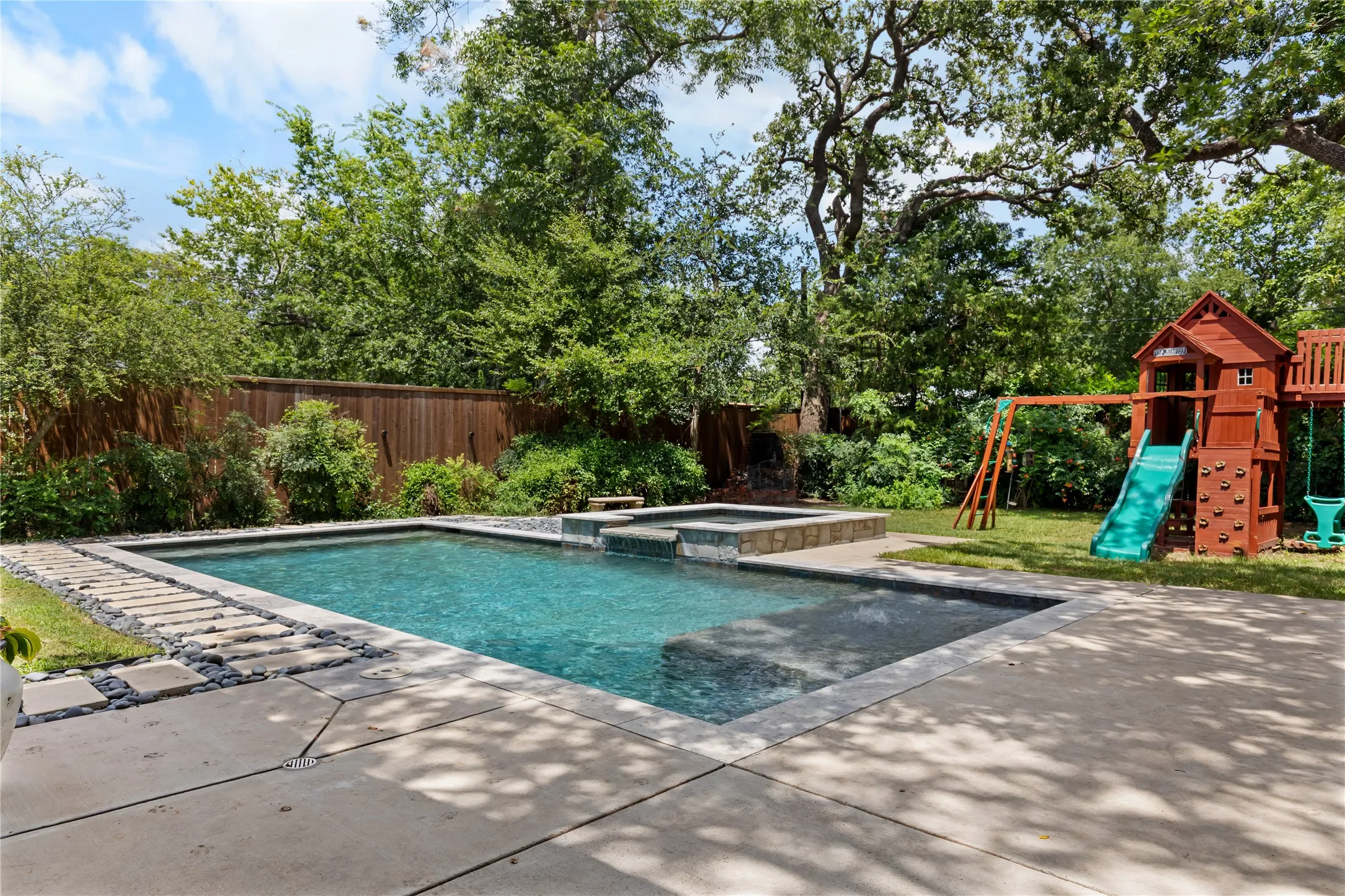 Single Family Residence For Sale in Grayson County , 1319 S Crockett Street, Sherman, Texas 75090, 4 Bedroom, 2 Bathroom, 2 Garage spaces, 3,229 Sqft, built in 1900, mls#21339284, Real Estate Agent in Sherman, Homes For Sale in Grayson county, Homes For Sale in Sherman, Realtor in Sherman Texas, Real Estate Brokerage Independent Realty Texas, Luminita Cordes Realtor