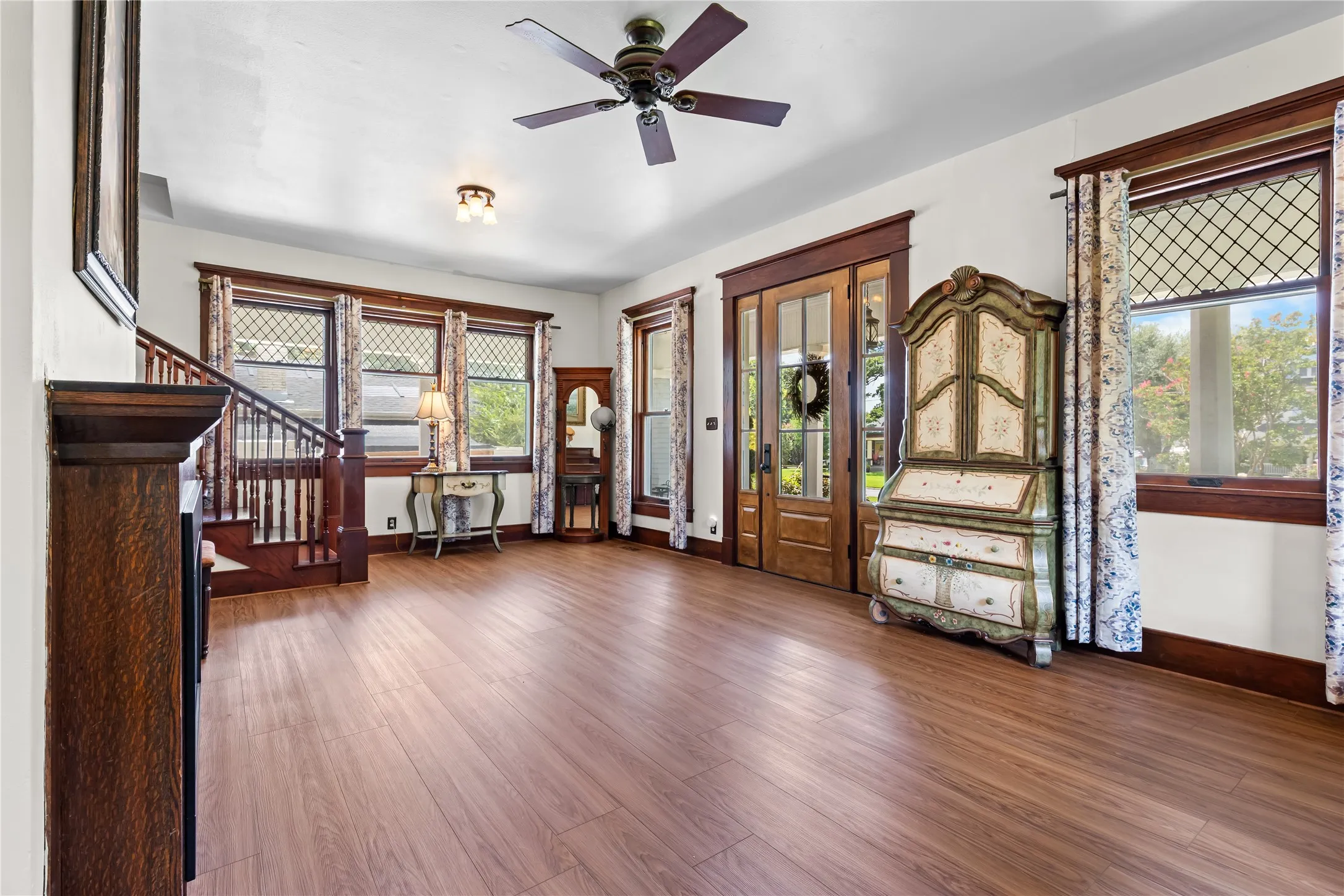 Single Family Residence For Sale in Grayson County , 1319 S Crockett Street, Sherman, Texas 75090, 4 Bedroom, 2 Bathroom, 2 Garage spaces, 3,229 Sqft, built in 1900, mls#21339284, Real Estate Agent in Sherman, Homes For Sale in Grayson county, Homes For Sale in Sherman, Realtor in Sherman Texas, Real Estate Brokerage Independent Realty Texas, Luminita Cordes Realtor