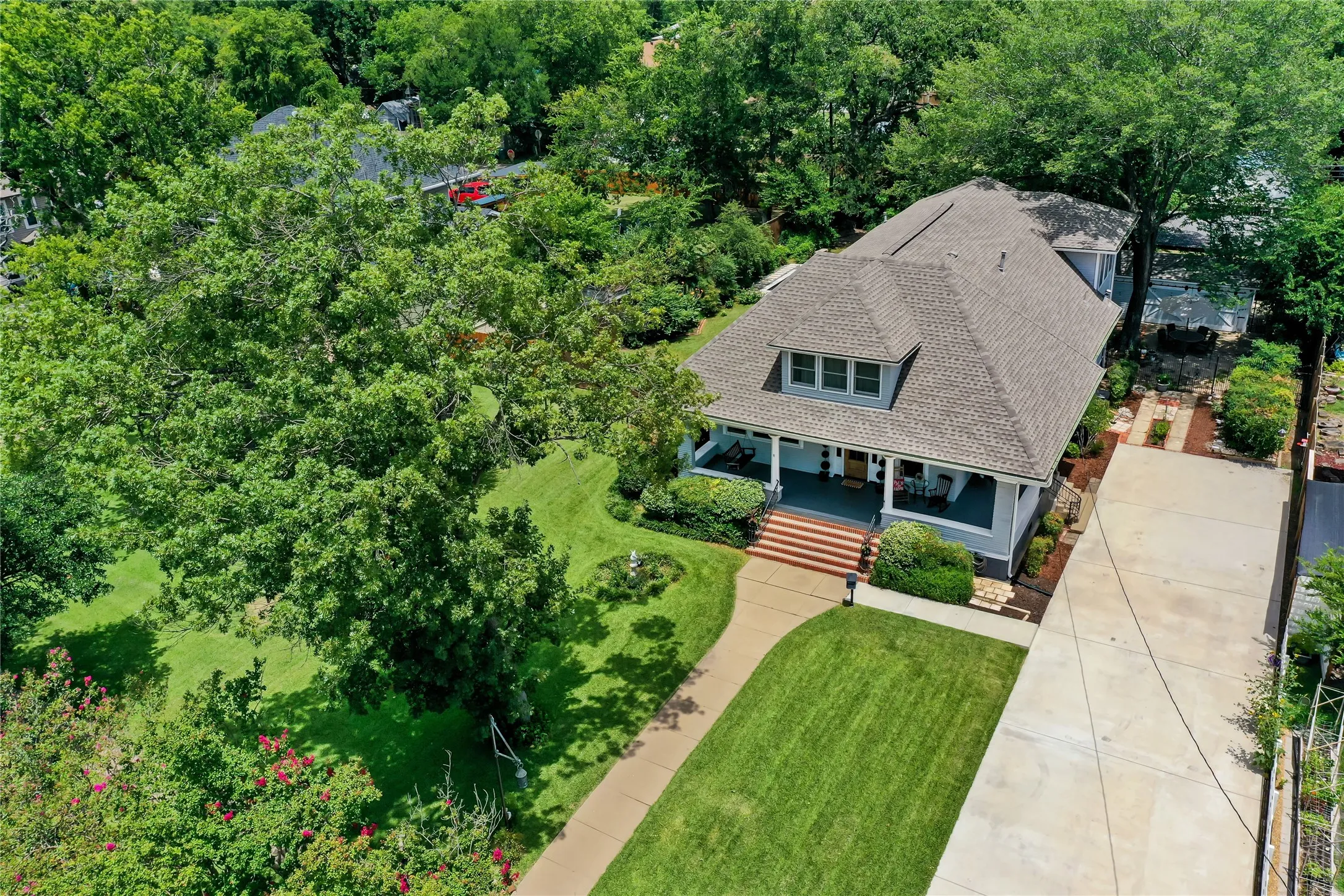 Single Family Residence For Sale in Grayson County , 1319 S Crockett Street, Sherman, Texas 75090, 4 Bedroom, 2 Bathroom, 2 Garage spaces, 3,229 Sqft, built in 1900, mls#21339284, Real Estate Agent in Sherman, Homes For Sale in Grayson county, Homes For Sale in Sherman, Realtor in Sherman Texas, Real Estate Brokerage Independent Realty Texas, Luminita Cordes Realtor