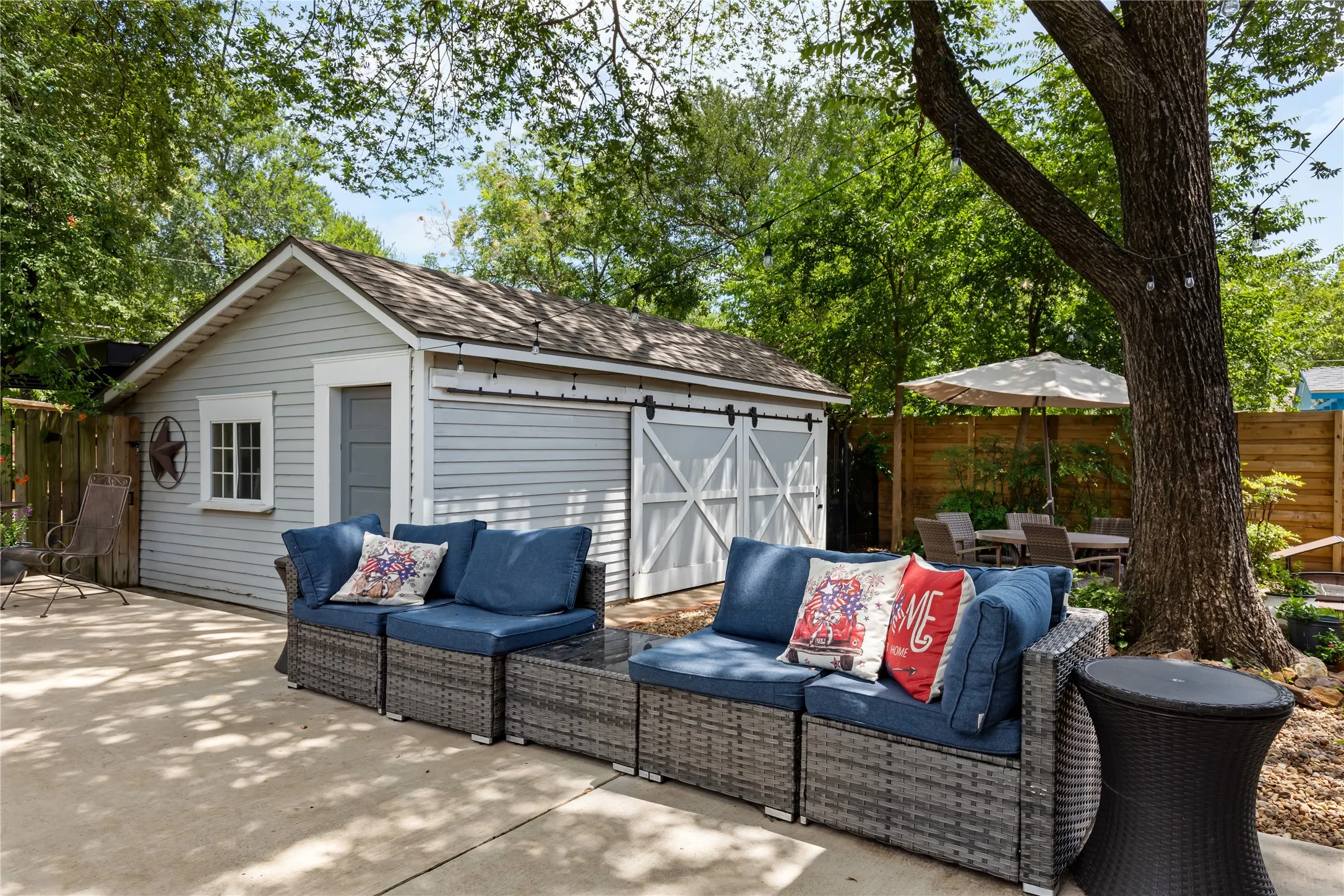 Single Family Residence For Sale in Grayson County , 1319 S Crockett Street, Sherman, Texas 75090, 4 Bedroom, 2 Bathroom, 2 Garage spaces, 3,229 Sqft, built in 1900, mls#21339284, Real Estate Agent in Sherman, Homes For Sale in Grayson county, Homes For Sale in Sherman, Realtor in Sherman Texas, Real Estate Brokerage Independent Realty Texas, Luminita Cordes Realtor