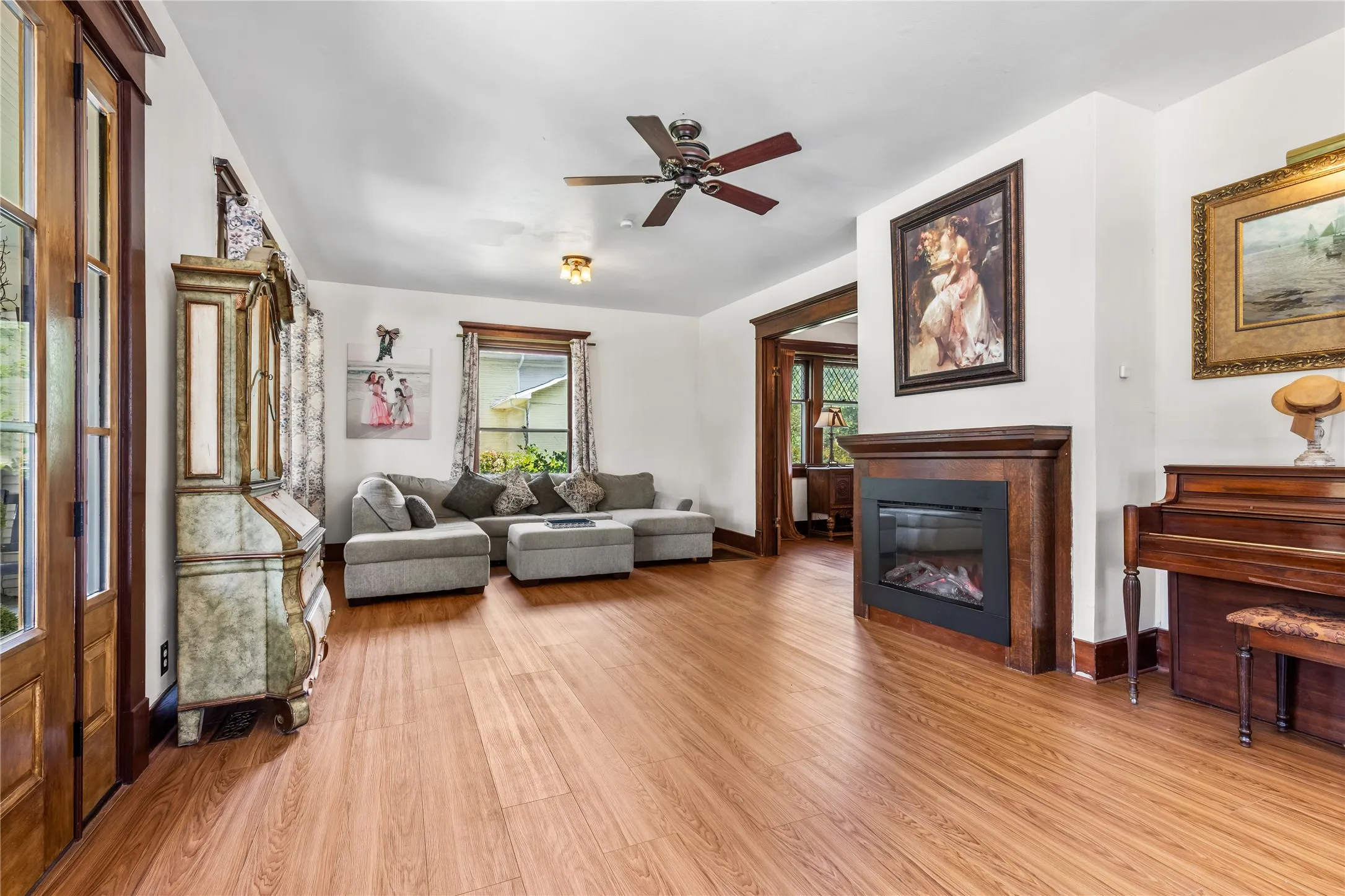 Single Family Residence For Sale in Grayson County , 1319 S Crockett Street, Sherman, Texas 75090, 4 Bedroom, 2 Bathroom, 2 Garage spaces, 3,229 Sqft, built in 1900, mls#21339284, Real Estate Agent in Sherman, Homes For Sale in Grayson county, Homes For Sale in Sherman, Realtor in Sherman Texas, Real Estate Brokerage Independent Realty Texas, Luminita Cordes Realtor