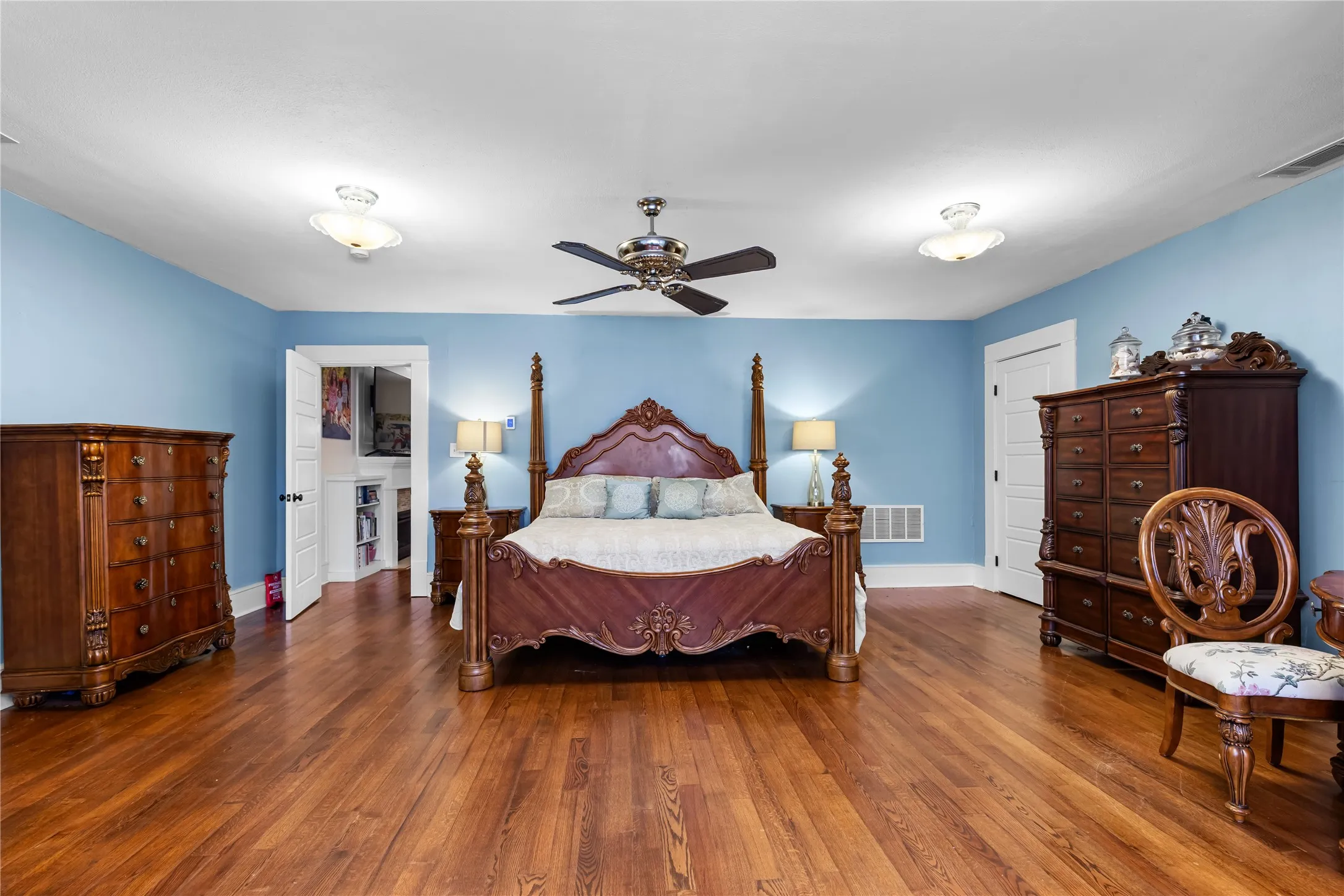 Single Family Residence For Sale in Grayson County , 1319 S Crockett Street, Sherman, Texas 75090, 4 Bedroom, 2 Bathroom, 2 Garage spaces, 3,229 Sqft, built in 1900, mls#21339284, Real Estate Agent in Sherman, Homes For Sale in Grayson county, Homes For Sale in Sherman, Realtor in Sherman Texas, Real Estate Brokerage Independent Realty Texas, Luminita Cordes Realtor