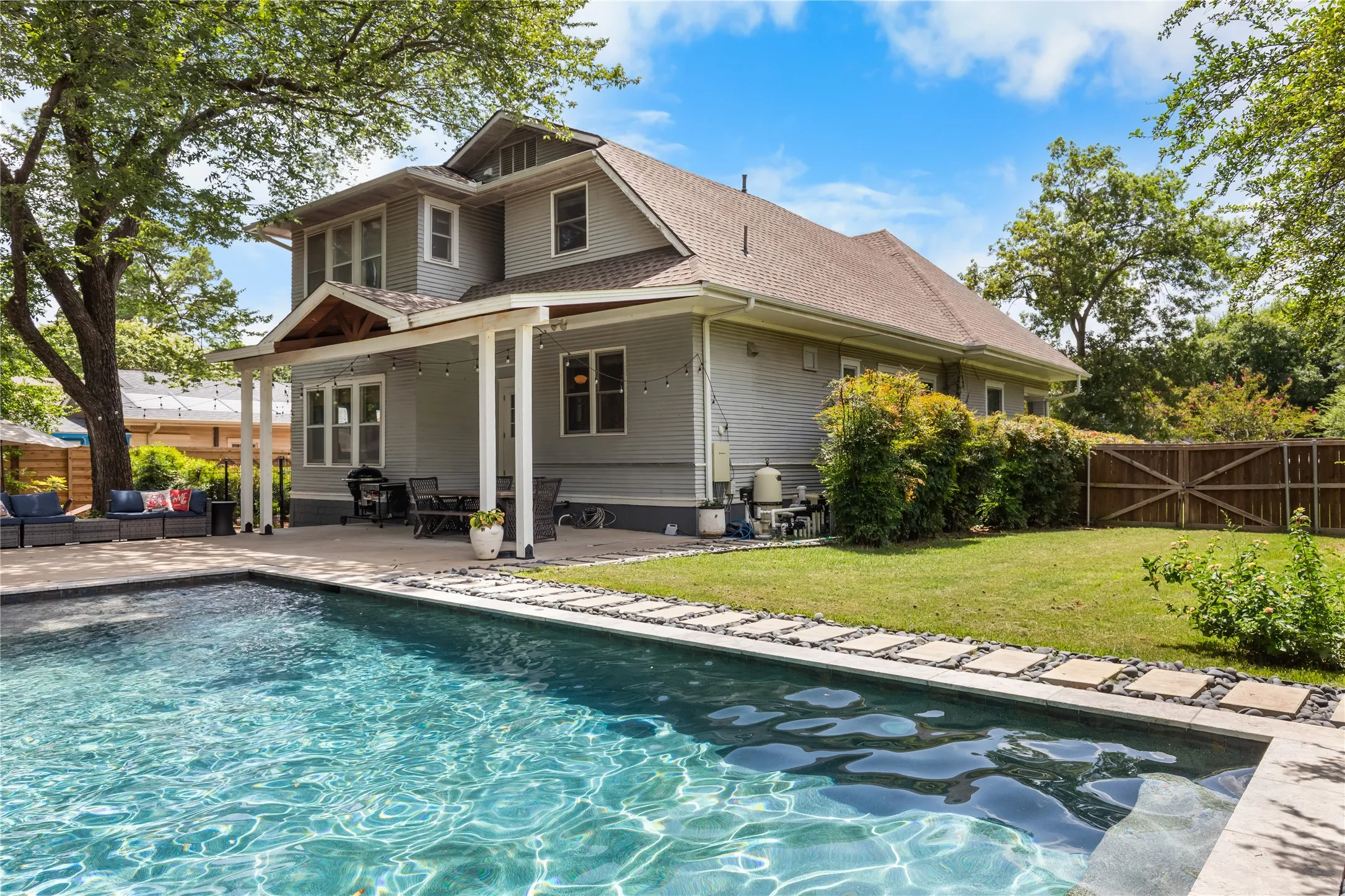 Single Family Residence For Sale in Grayson County , 1319 S Crockett Street, Sherman, Texas 75090, 4 Bedroom, 2 Bathroom, 2 Garage spaces, 3,229 Sqft, built in 1900, mls#21339284, Real Estate Agent in Sherman, Homes For Sale in Grayson county, Homes For Sale in Sherman, Realtor in Sherman Texas, Real Estate Brokerage Independent Realty Texas, Luminita Cordes Realtor