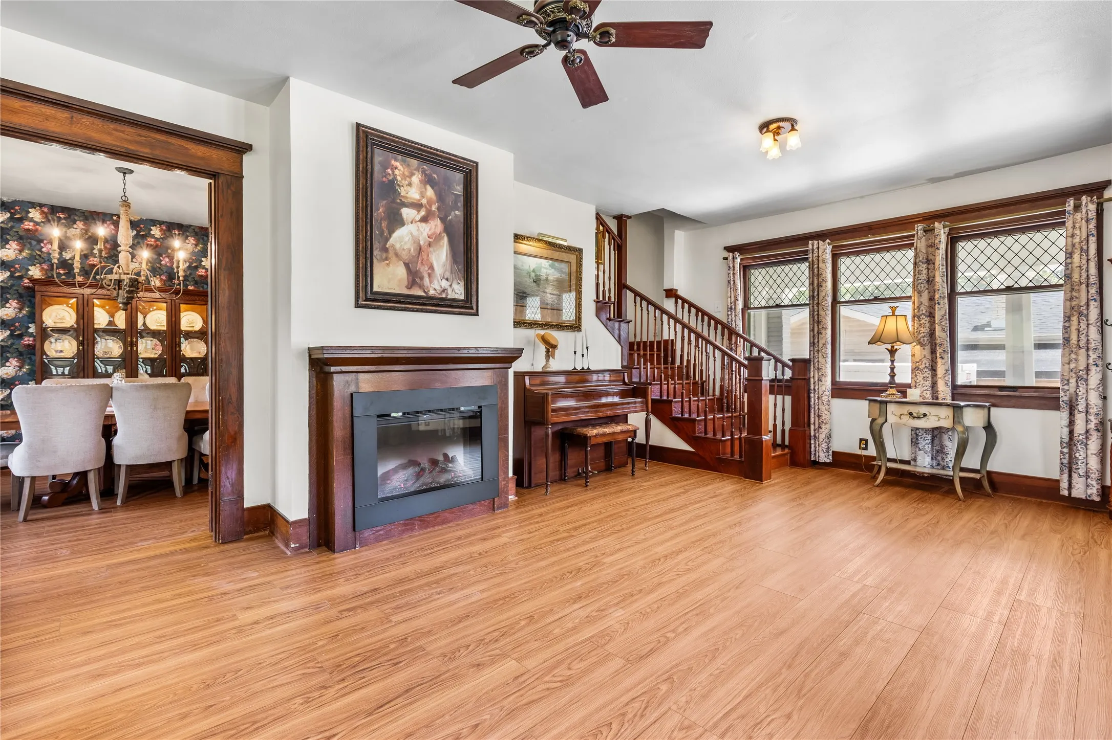 Single Family Residence For Sale in Grayson County , 1319 S Crockett Street, Sherman, Texas 75090, 4 Bedroom, 2 Bathroom, 2 Garage spaces, 3,229 Sqft, built in 1900, mls#21339284, Real Estate Agent in Sherman, Homes For Sale in Grayson county, Homes For Sale in Sherman, Realtor in Sherman Texas, Real Estate Brokerage Independent Realty Texas, Luminita Cordes Realtor