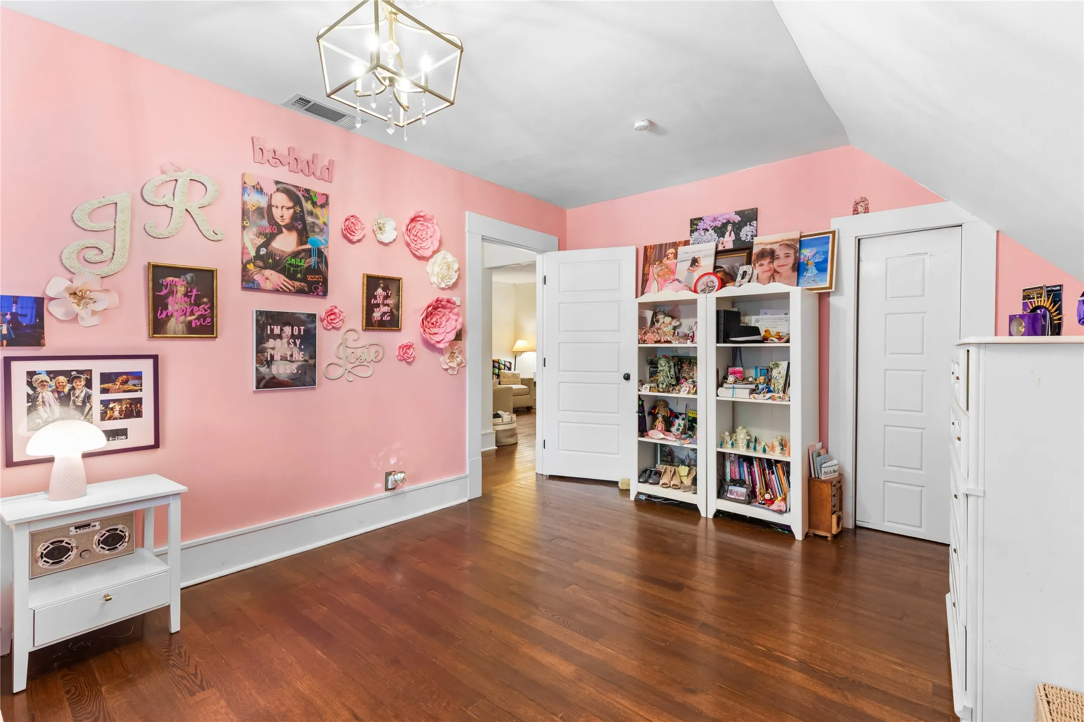 Single Family Residence For Sale in Grayson County , 1319 S Crockett Street, Sherman, Texas 75090, 4 Bedroom, 2 Bathroom, 2 Garage spaces, 3,229 Sqft, built in 1900, mls#21339284, Real Estate Agent in Sherman, Homes For Sale in Grayson county, Homes For Sale in Sherman, Realtor in Sherman Texas, Real Estate Brokerage Independent Realty Texas, Luminita Cordes Realtor