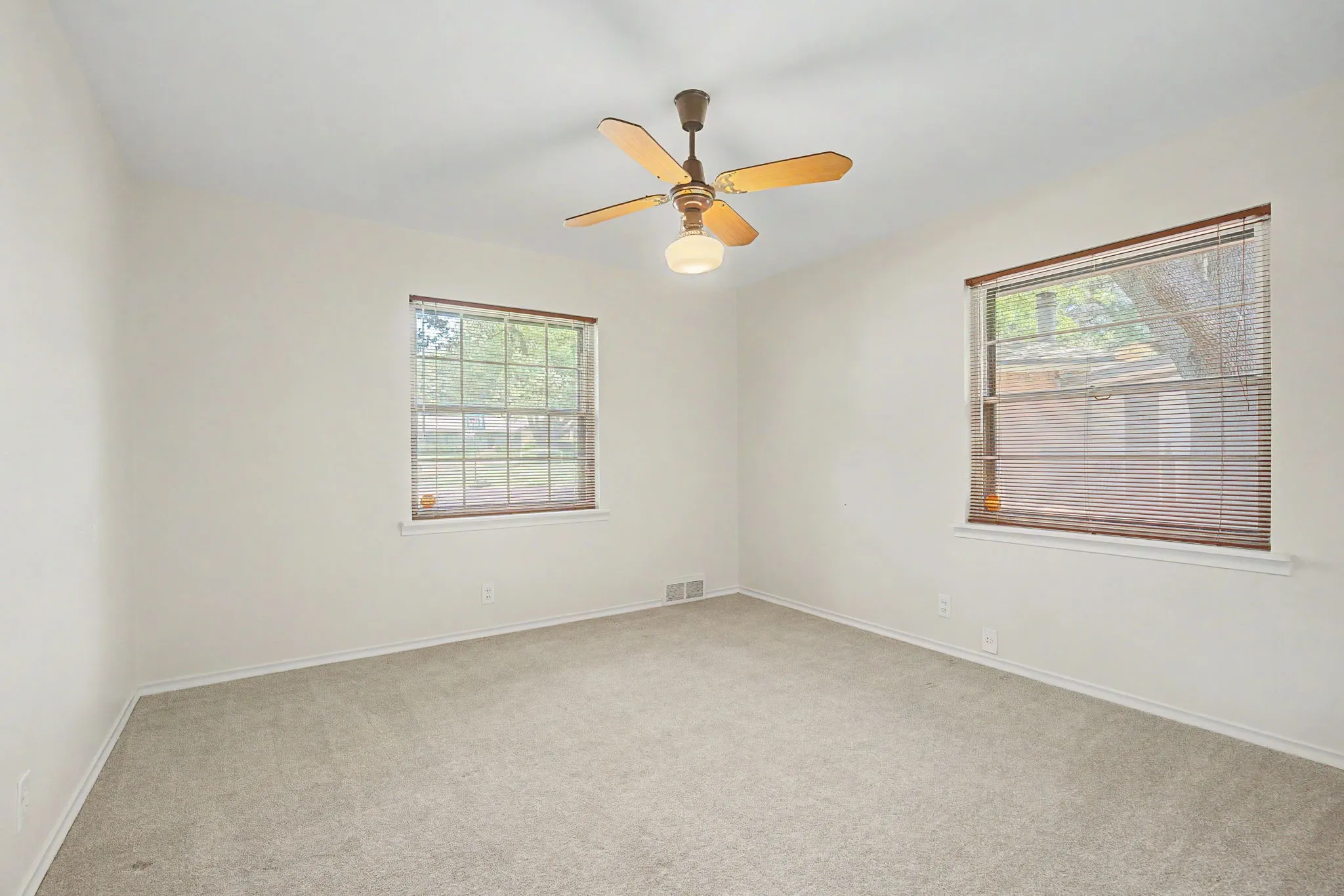 Single Family Residence For Sale in Dallas County , 526 Nesbit Court, Garland, Texas 75041, 2 Bedroom, 2 Bathroom, 2 Garage spaces, 1,541 Sqft, built in 1956, mls#21336393, Real Estate Agent in Garland, Homes For Sale in Dallas county, Homes For Sale in Garland, Realtor in Garland Texas, Real Estate Brokerage Independent Realty Texas, Luminita Cordes Realtor