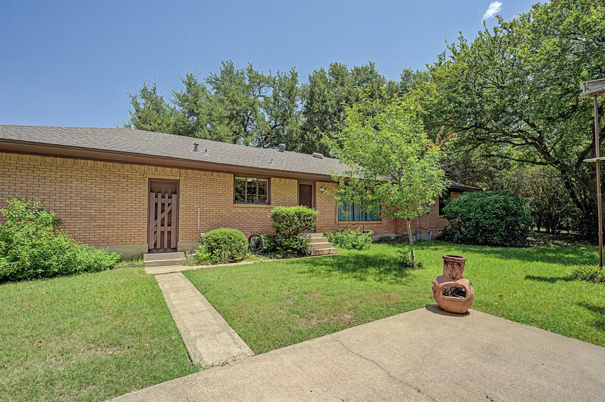 Single Family Residence For Sale in Dallas County , 526 Nesbit Court, Garland, Texas 75041, 2 Bedroom, 2 Bathroom, 2 Garage spaces, 1,541 Sqft, built in 1956, mls#21336393, Real Estate Agent in Garland, Homes For Sale in Dallas county, Homes For Sale in Garland, Realtor in Garland Texas, Real Estate Brokerage Independent Realty Texas, Luminita Cordes Realtor