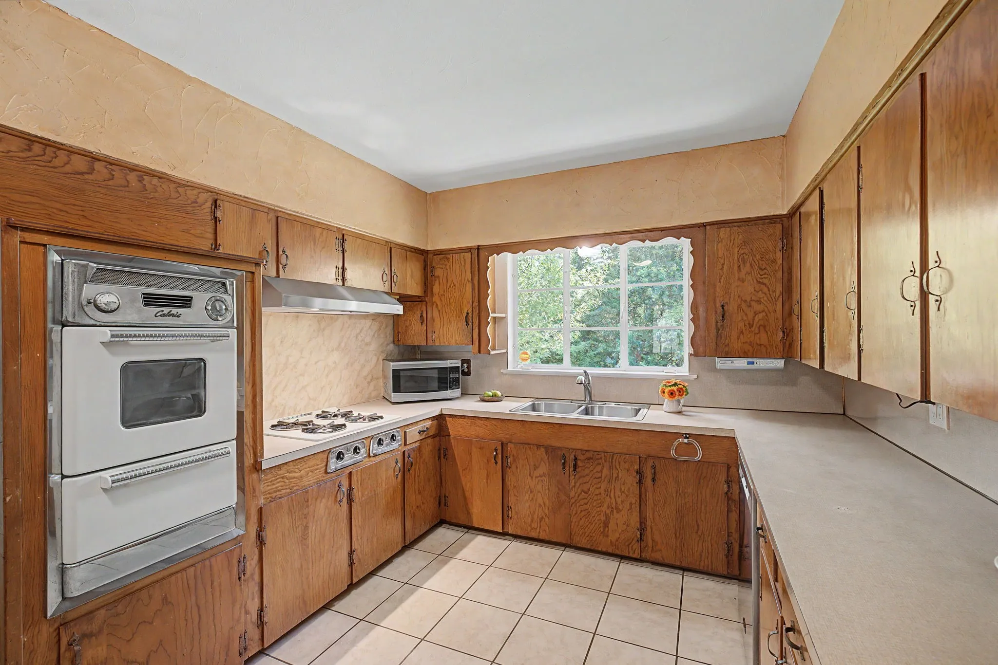 Single Family Residence For Sale in Dallas County , 526 Nesbit Court, Garland, Texas 75041, 2 Bedroom, 2 Bathroom, 2 Garage spaces, 1,541 Sqft, built in 1956, mls#21336393, Real Estate Agent in Garland, Homes For Sale in Dallas county, Homes For Sale in Garland, Realtor in Garland Texas, Real Estate Brokerage Independent Realty Texas, Luminita Cordes Realtor