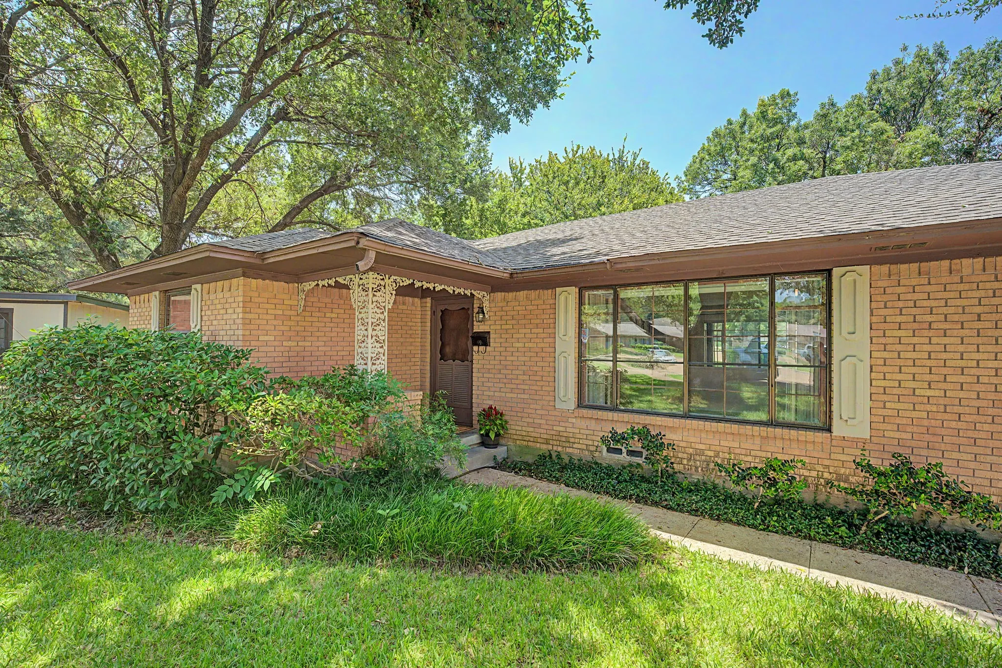 Single Family Residence For Sale in Dallas County , 526 Nesbit Court, Garland, Texas 75041, 2 Bedroom, 2 Bathroom, 2 Garage spaces, 1,541 Sqft, built in 1956, mls#21336393, Real Estate Agent in Garland, Homes For Sale in Dallas county, Homes For Sale in Garland, Realtor in Garland Texas, Real Estate Brokerage Independent Realty Texas, Luminita Cordes Realtor