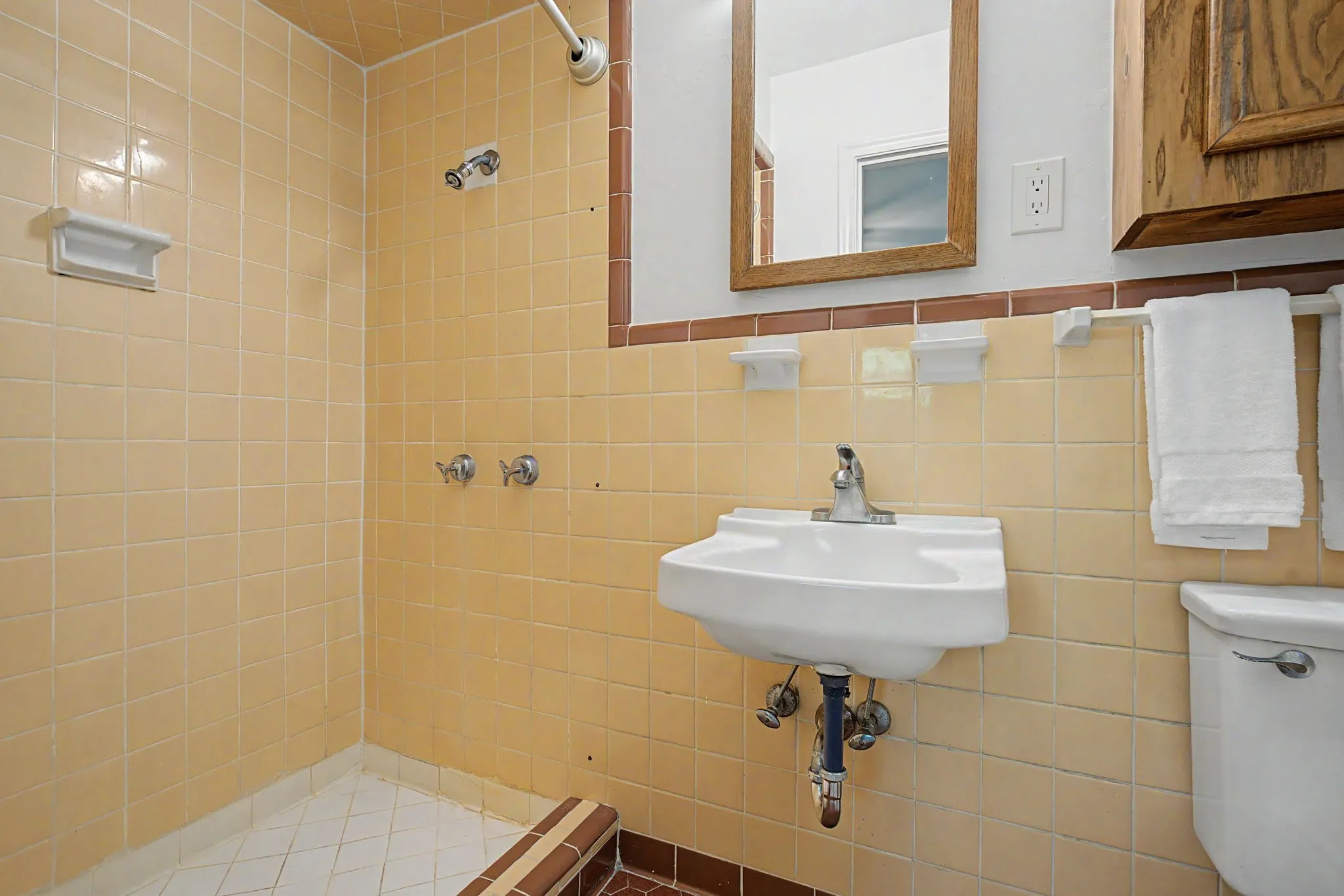 Single Family Residence For Sale in Dallas County , 526 Nesbit Court, Garland, Texas 75041, 2 Bedroom, 2 Bathroom, 2 Garage spaces, 1,541 Sqft, built in 1956, mls#21336393, Real Estate Agent in Garland, Homes For Sale in Dallas county, Homes For Sale in Garland, Realtor in Garland Texas, Real Estate Brokerage Independent Realty Texas, Luminita Cordes Realtor