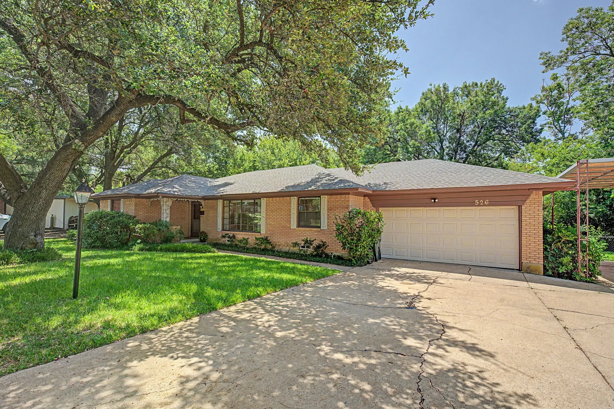 Single Family Residence For Sale in Dallas County , 526 Nesbit Court, Garland, Texas 75041, 2 Bedroom, 2 Bathroom, 2 Garage spaces, 1,541 Sqft, built in 1956, mls#21336393, Real Estate Agent in Garland, Homes For Sale in Dallas county, Homes For Sale in Garland, Realtor in Garland Texas, Real Estate Brokerage Independent Realty Texas, Luminita Cordes Realtor