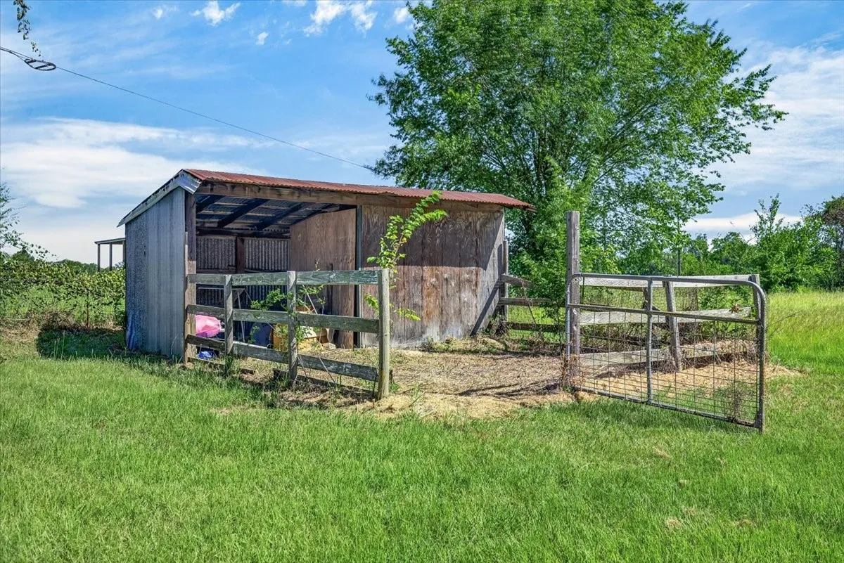 Single Family Residence For Sale in Van Zandt County , 371 Vz County Road 3601, Edgewood, Texas 75117, 3 Bedroom, 2 Bathroom, 2 Garage spaces, 1,350 Sqft, built in 1973, mls#21334571, Real Estate Agent in Edgewood, Homes For Sale in Van Zandt county, Homes For Sale in Edgewood, Realtor in Edgewood Texas, Real Estate Brokerage Independent Realty Texas, Luminita Cordes Realtor