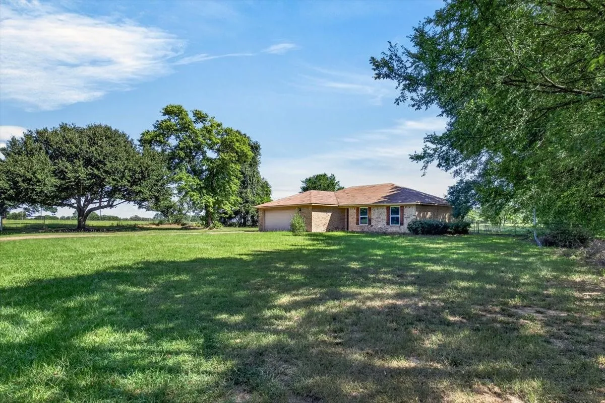 Single Family Residence For Sale in Van Zandt County , 371 Vz County Road 3601, Edgewood, Texas 75117, 3 Bedroom, 2 Bathroom, 2 Garage spaces, 1,350 Sqft, built in 1973, mls#21334571, Real Estate Agent in Edgewood, Homes For Sale in Van Zandt county, Homes For Sale in Edgewood, Realtor in Edgewood Texas, Real Estate Brokerage Independent Realty Texas, Luminita Cordes Realtor