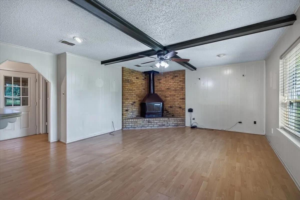 Single Family Residence For Sale in Van Zandt County , 371 Vz County Road 3601, Edgewood, Texas 75117, 3 Bedroom, 2 Bathroom, 2 Garage spaces, 1,350 Sqft, built in 1973, mls#21334571, Real Estate Agent in Edgewood, Homes For Sale in Van Zandt county, Homes For Sale in Edgewood, Realtor in Edgewood Texas, Real Estate Brokerage Independent Realty Texas, Luminita Cordes Realtor