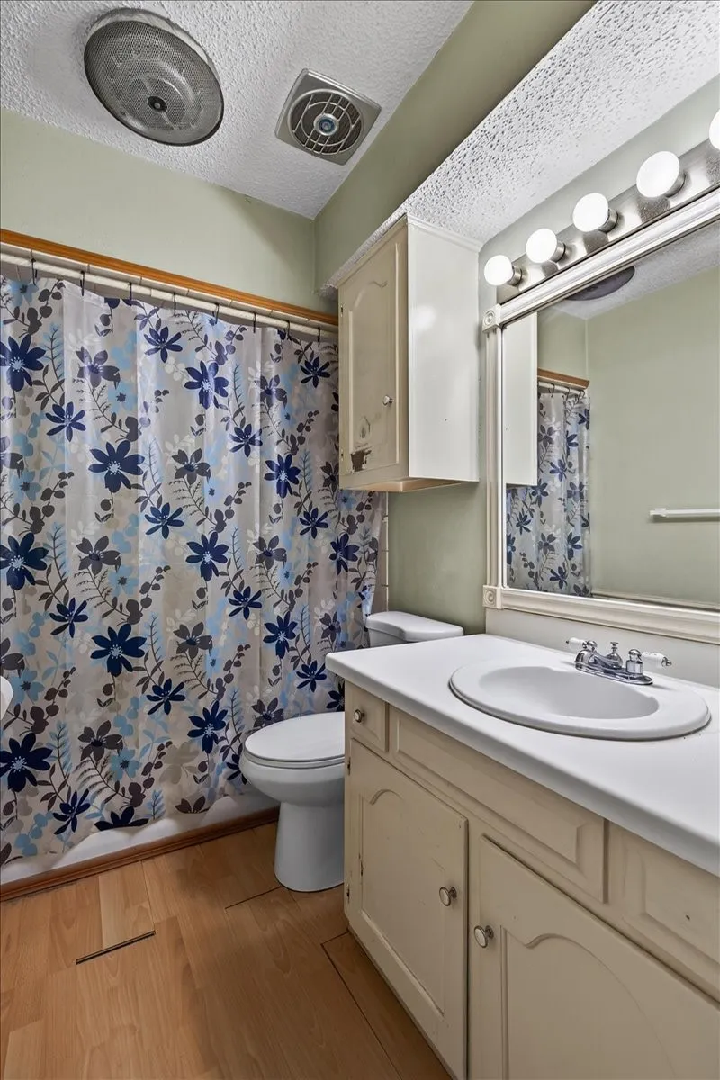 Single Family Residence For Sale in Van Zandt County , 371 Vz County Road 3601, Edgewood, Texas 75117, 3 Bedroom, 2 Bathroom, 2 Garage spaces, 1,350 Sqft, built in 1973, mls#21334571, Real Estate Agent in Edgewood, Homes For Sale in Van Zandt county, Homes For Sale in Edgewood, Realtor in Edgewood Texas, Real Estate Brokerage Independent Realty Texas, Luminita Cordes Realtor